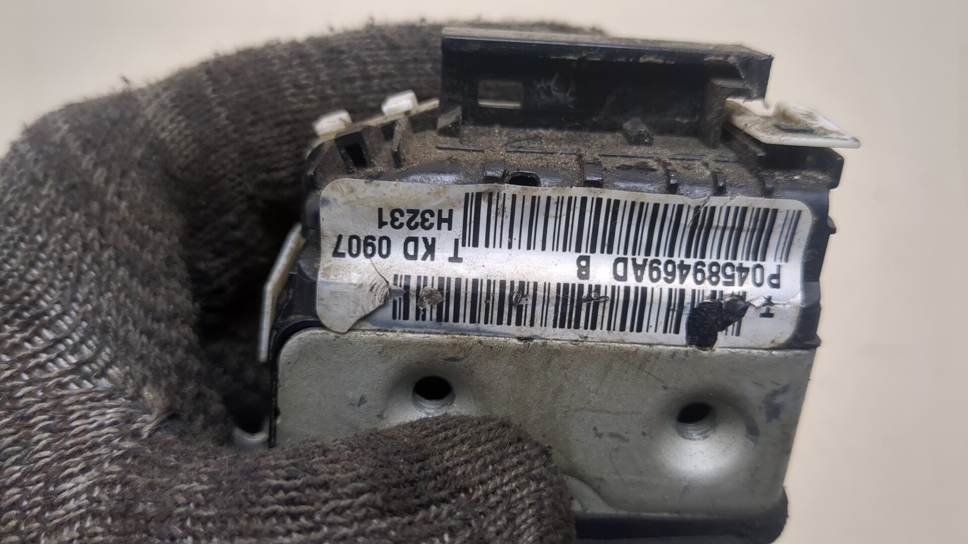 Замок двери передней левой