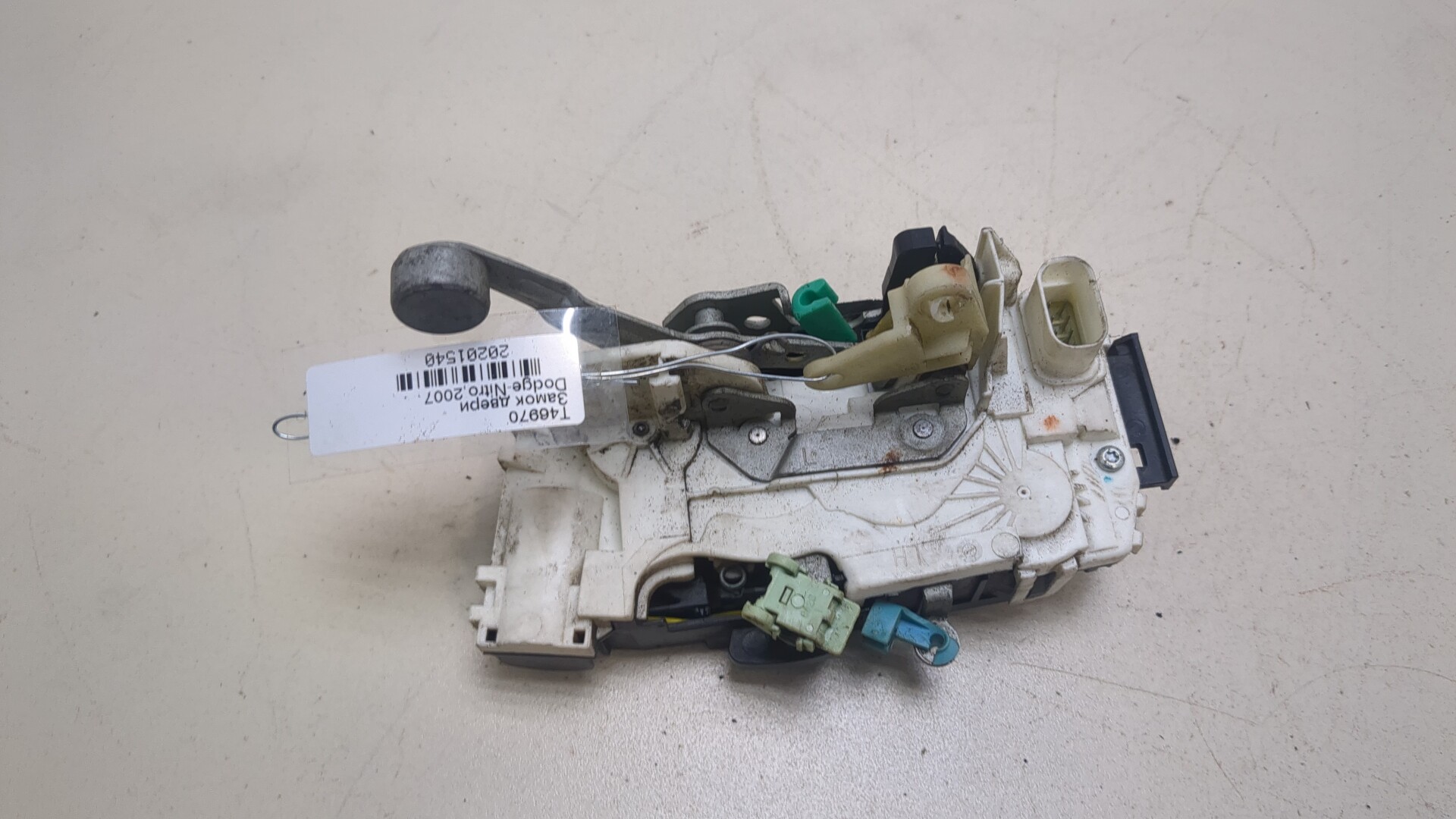 Замок двери передней левой