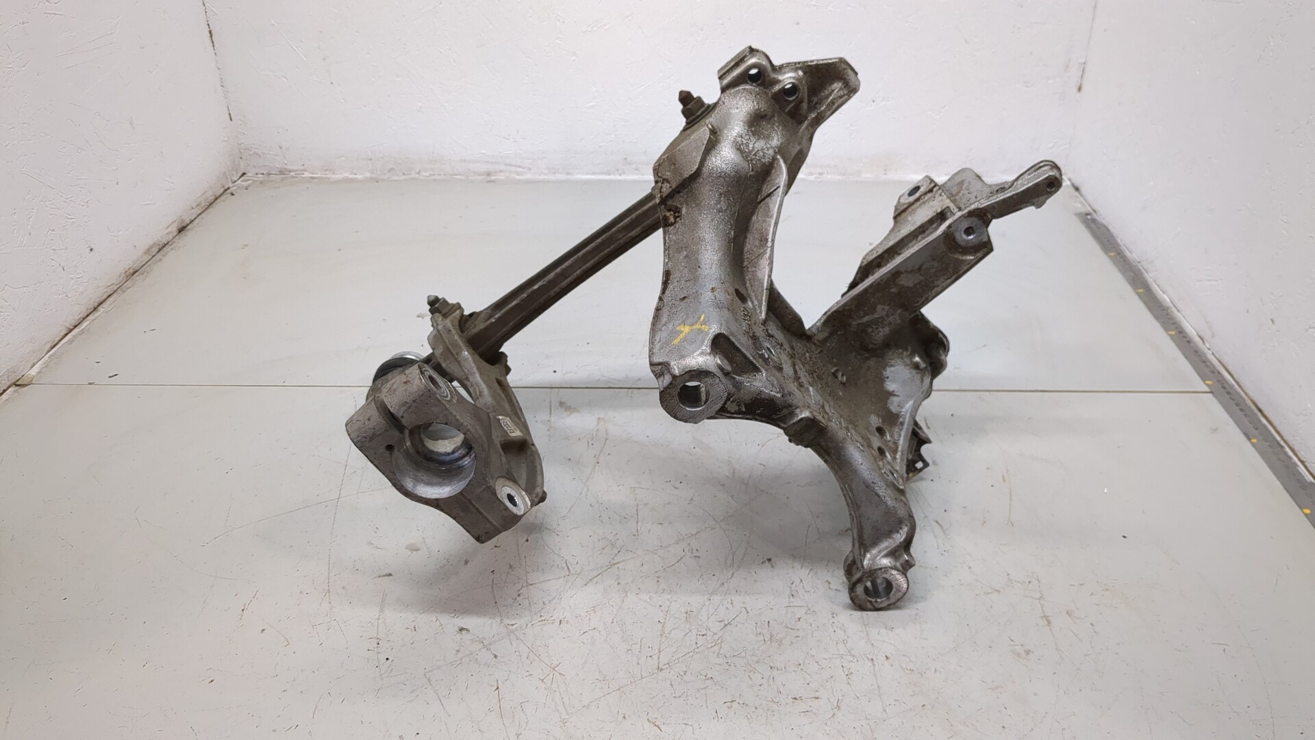 Рычаг передний правый