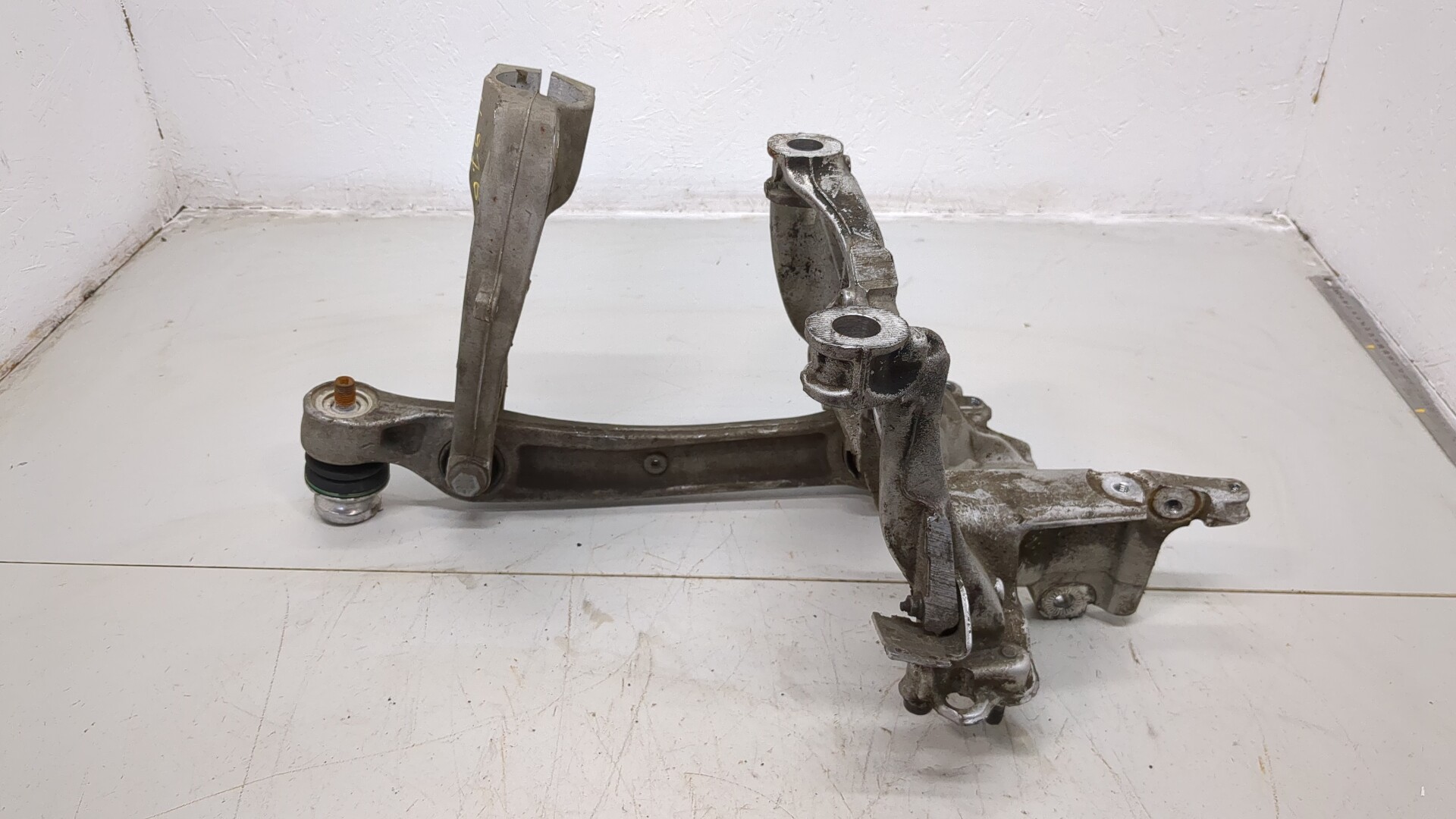 Рычаг передний правый