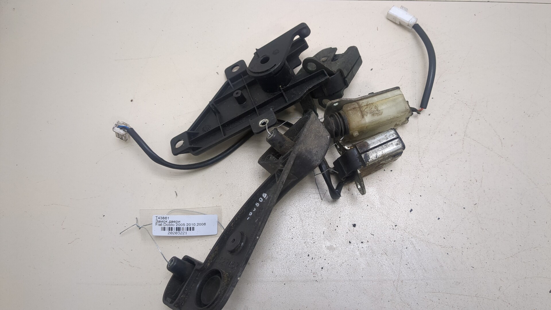 Замок двери задней левой