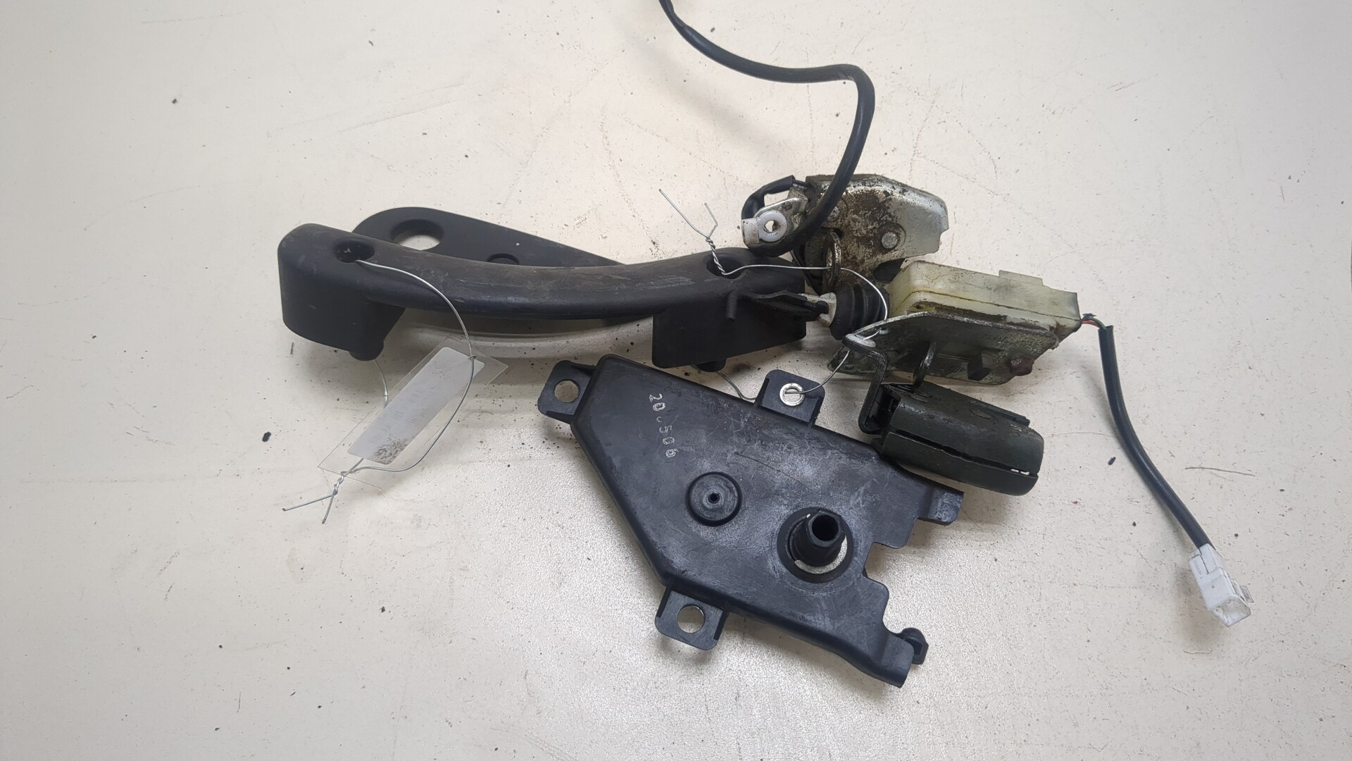 Замок двери задней левой