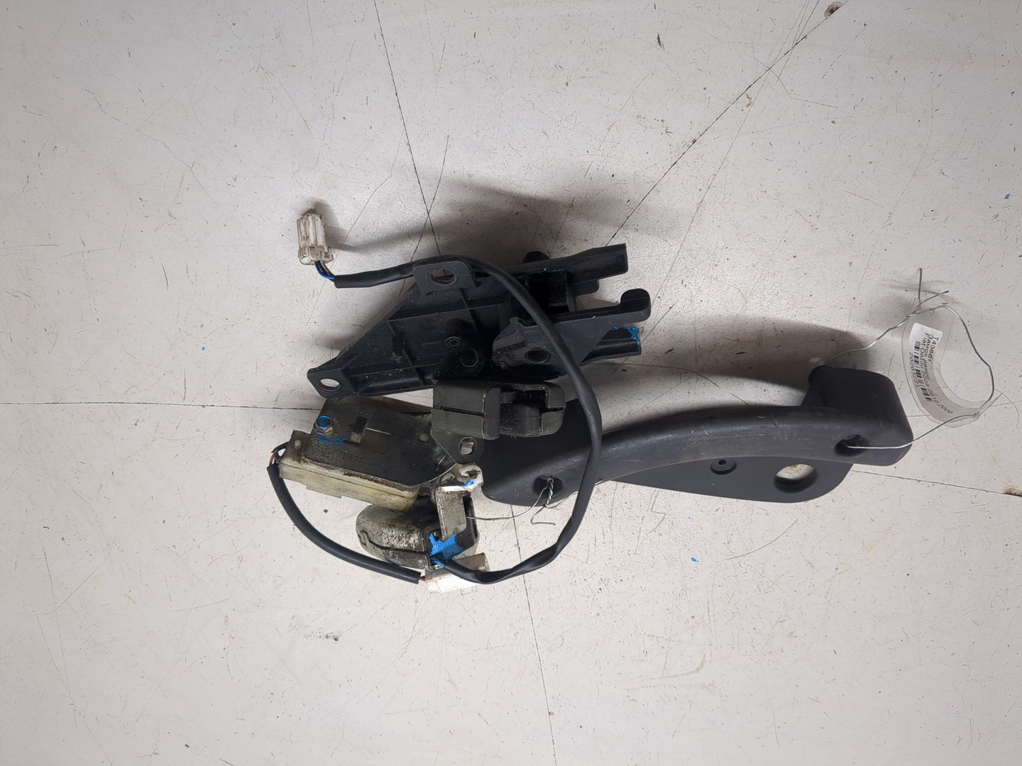 Замок двери задней левой