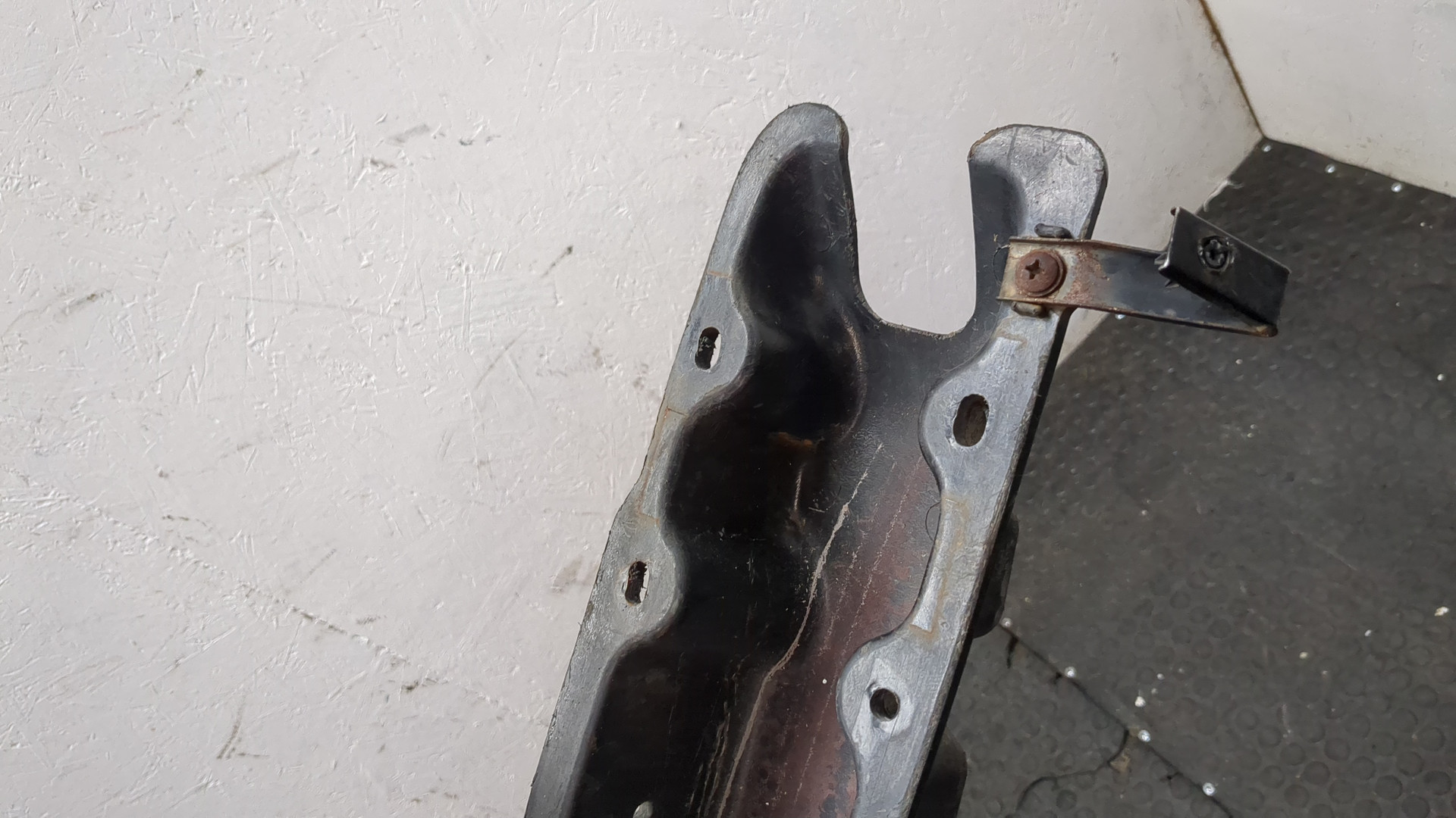 Усилитель переднего бампера