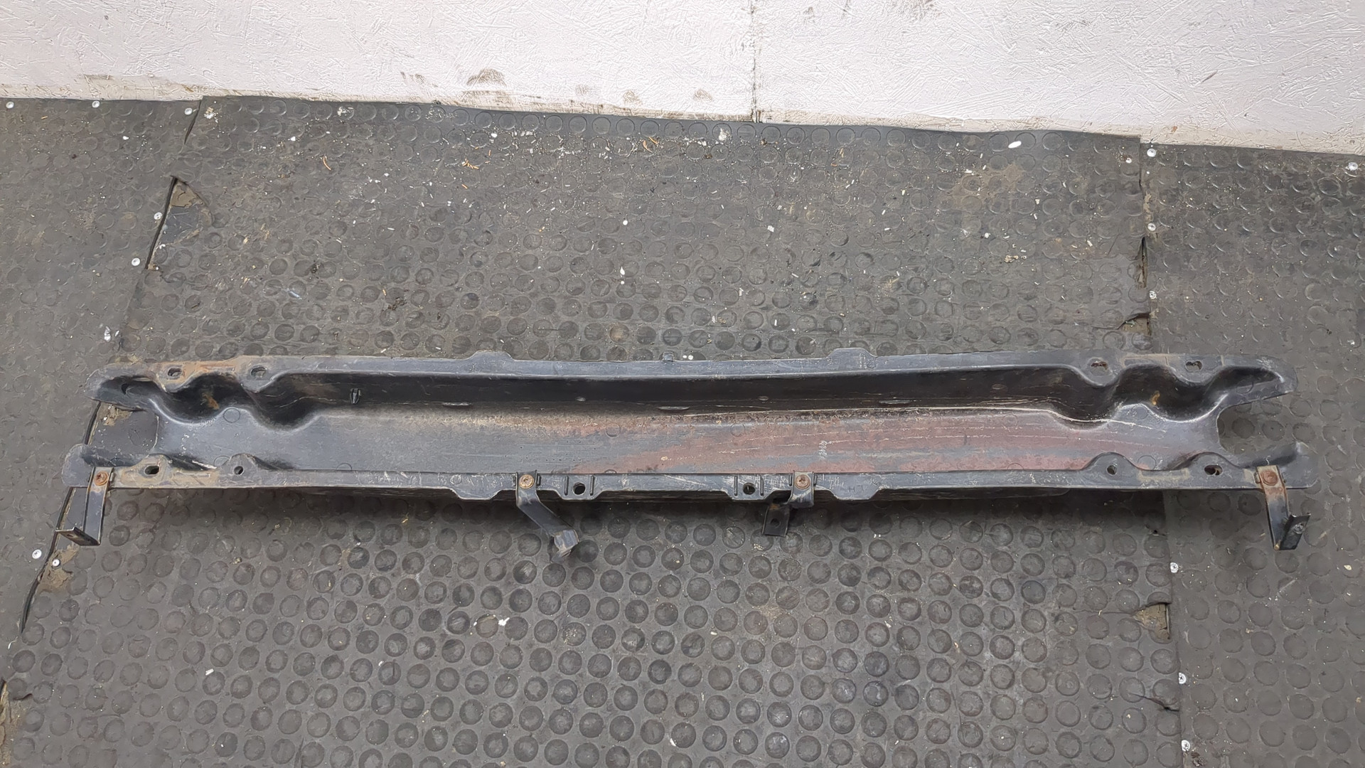 Усилитель переднего бампера