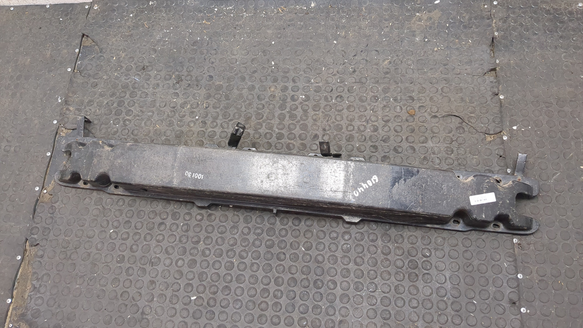 Усилитель переднего бампера