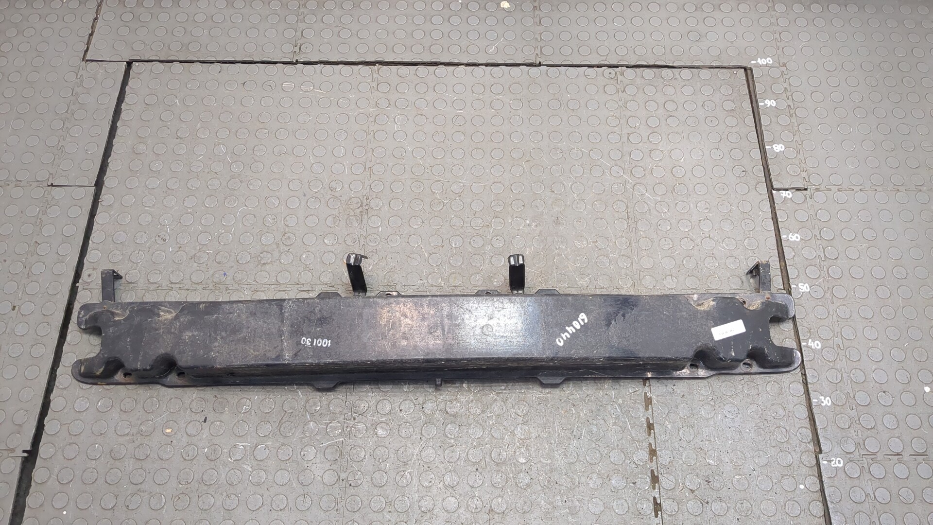 Усилитель переднего бампера