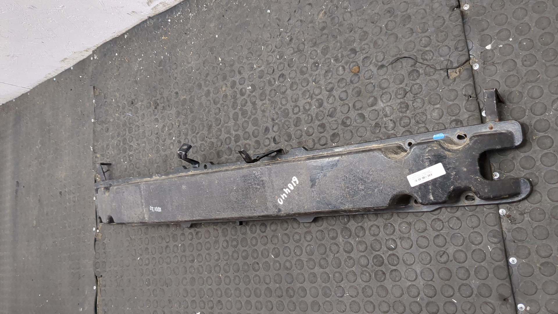 Усилитель переднего бампера