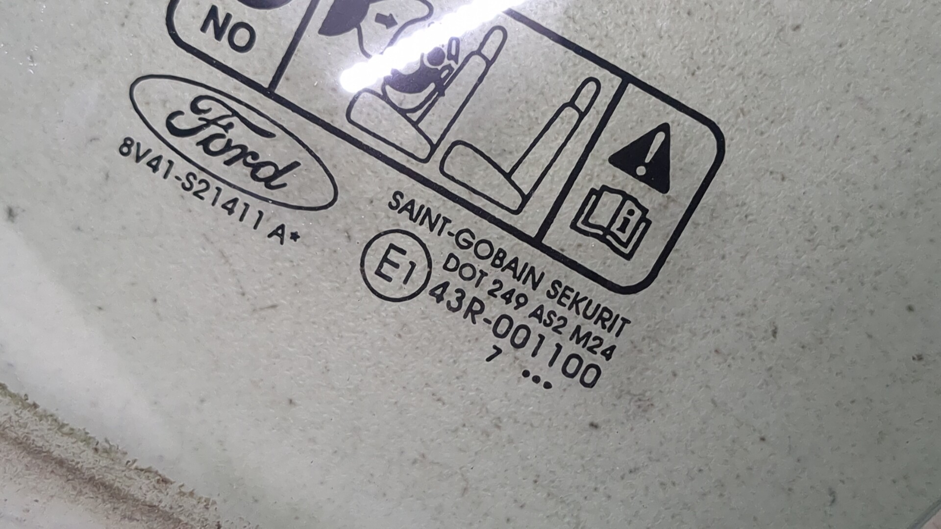 Стекло двери передней левой