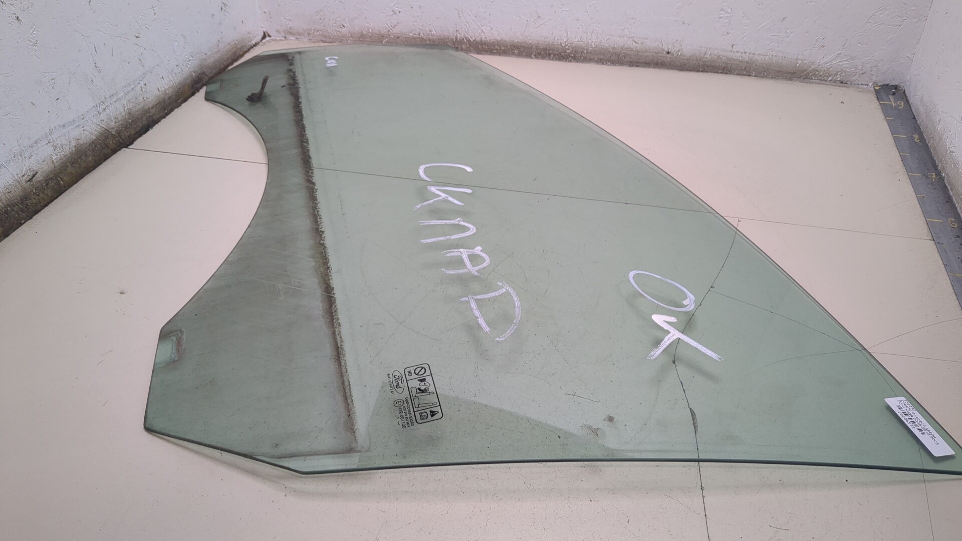 Стекло двери передней левой