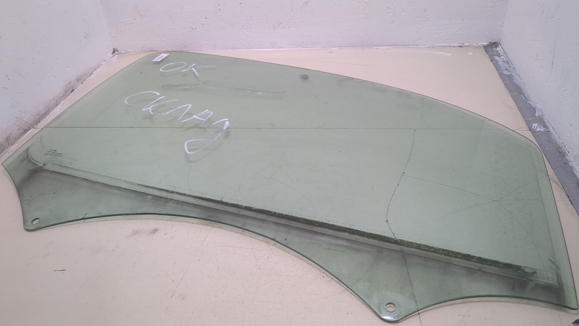 Стекло двери передней правой