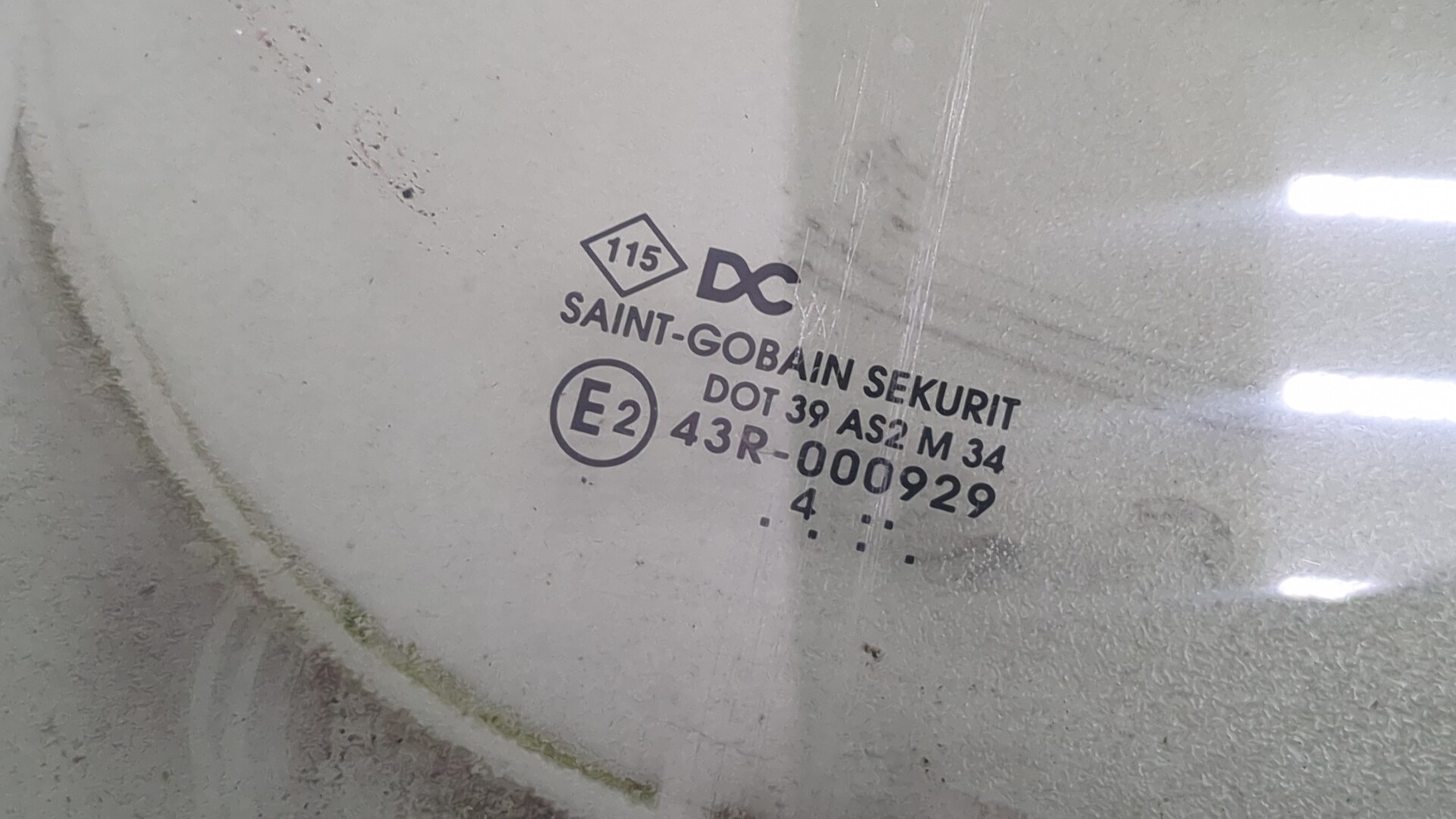 Стекло двери передней правой