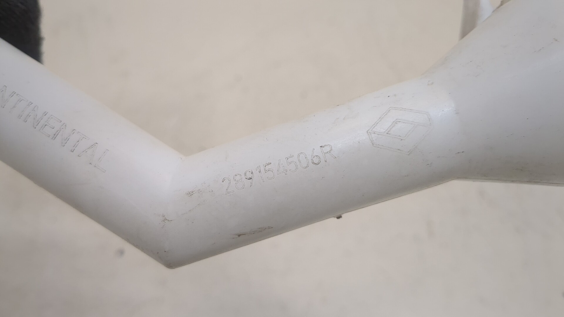 Горловина бачка омывателя