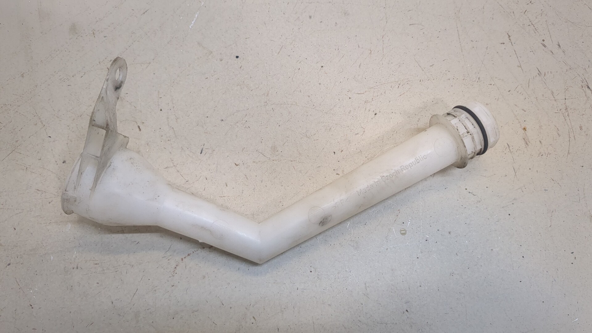 Горловина бачка омывателя