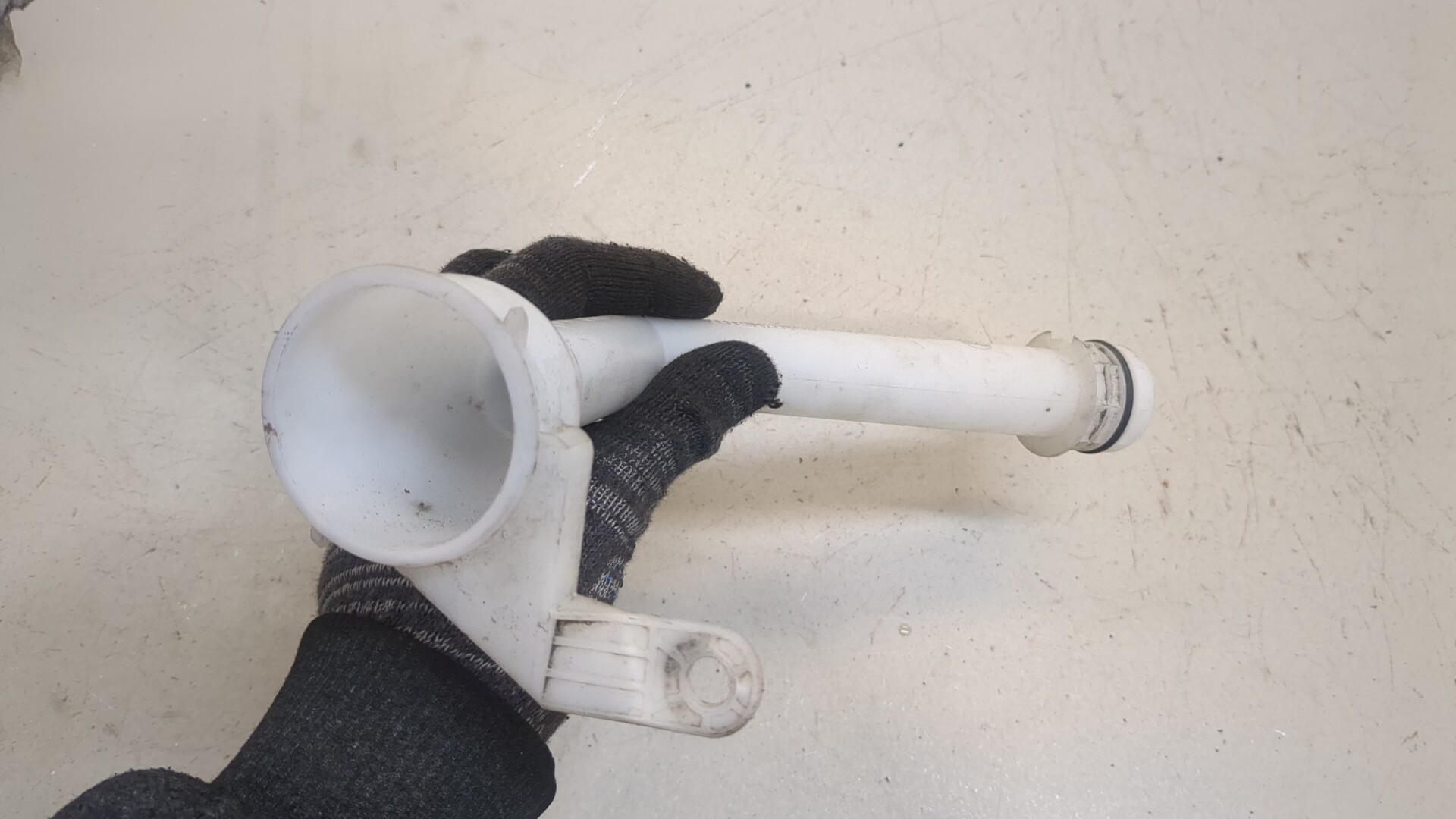 Горловина бачка омывателя