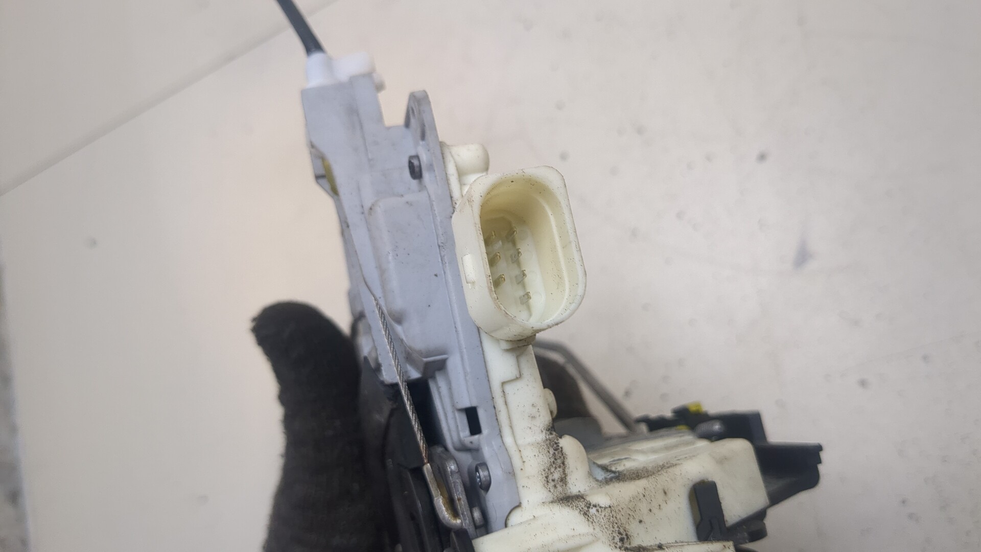 Замок двери передней левой