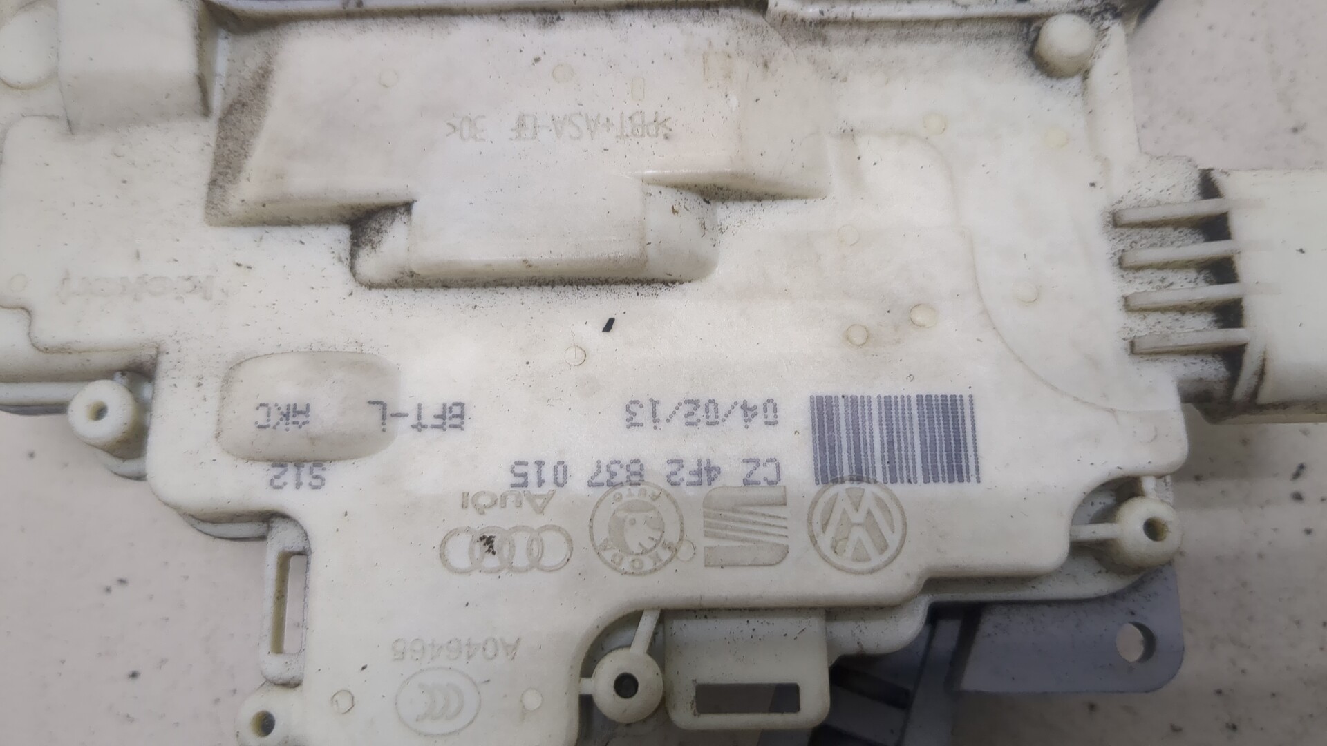 Замок двери передней левой