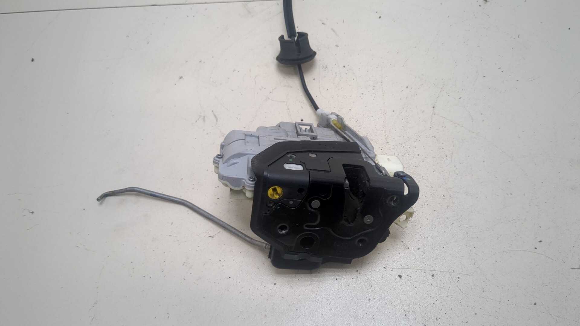 Замок двери передней левой