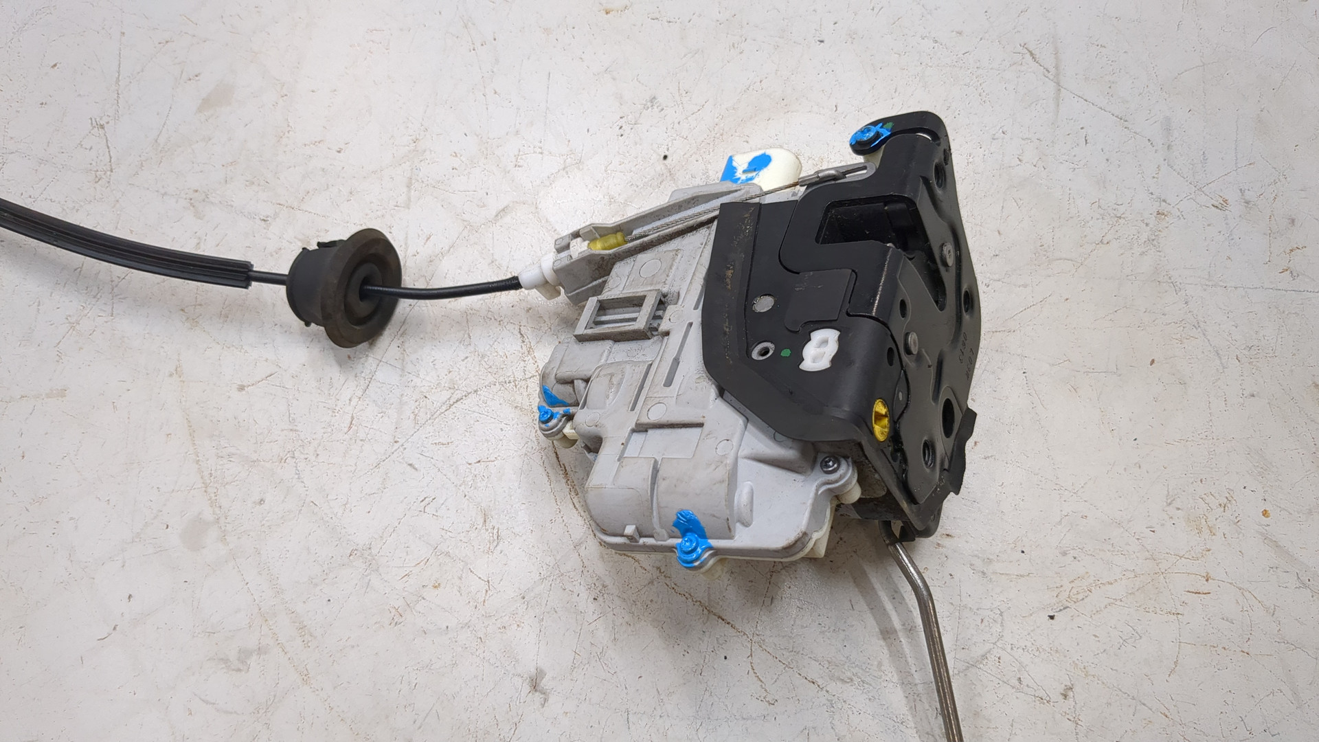 Замок двери передней левой