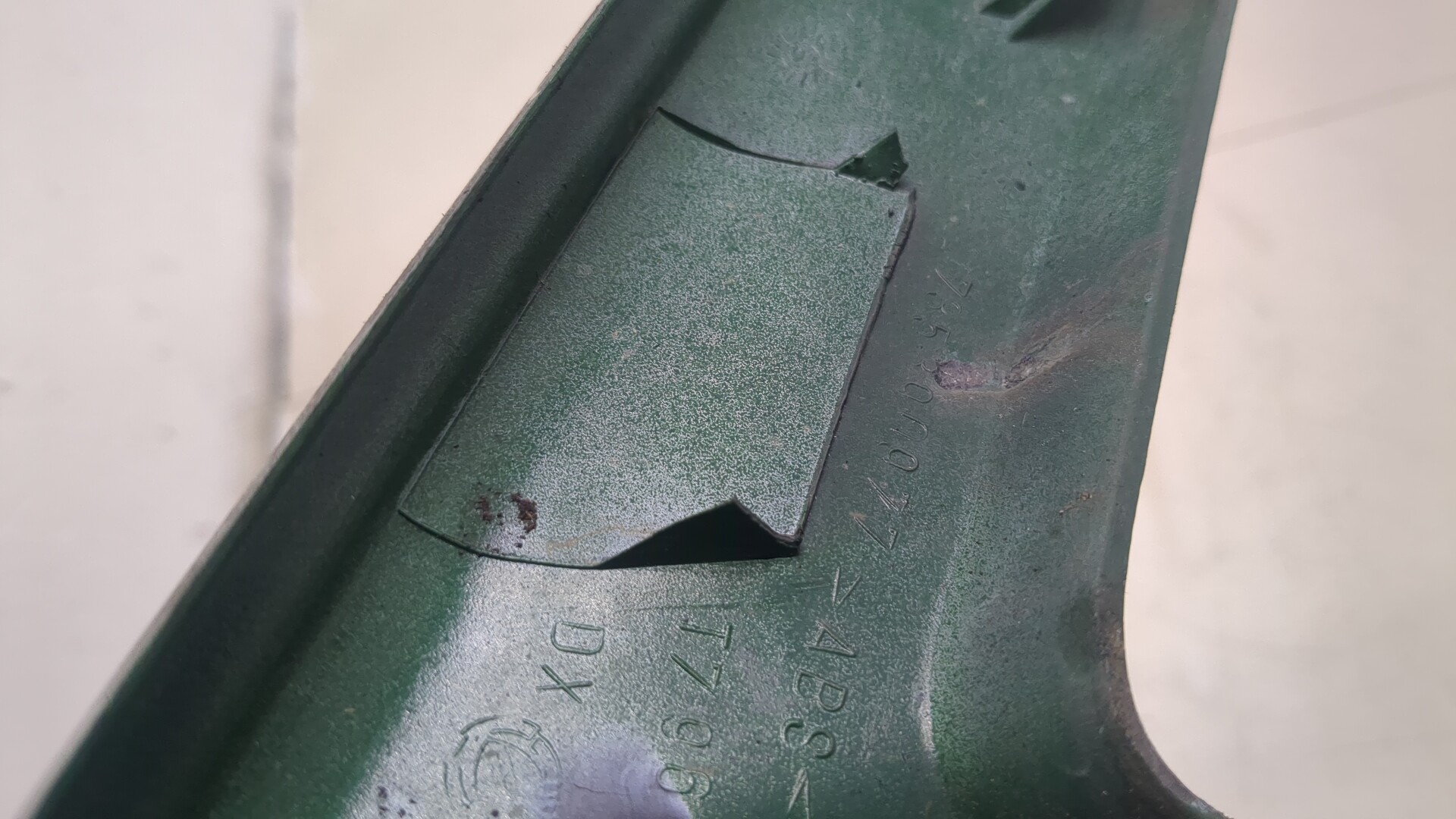 Планка под фару правая