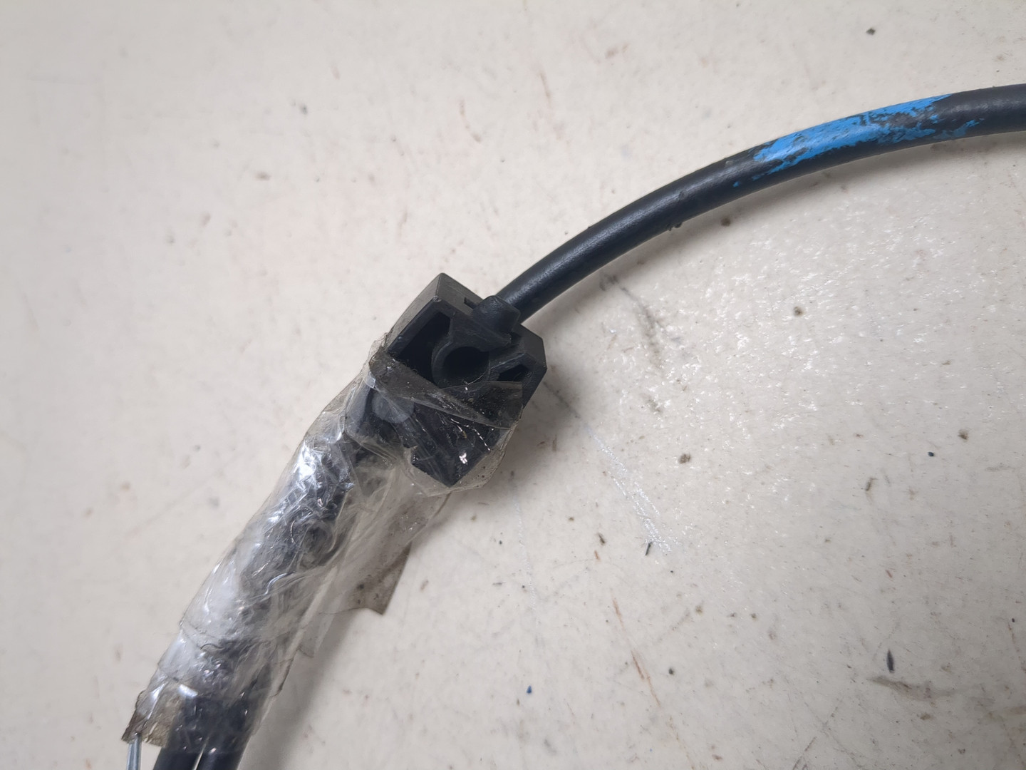 Трос открывания капота