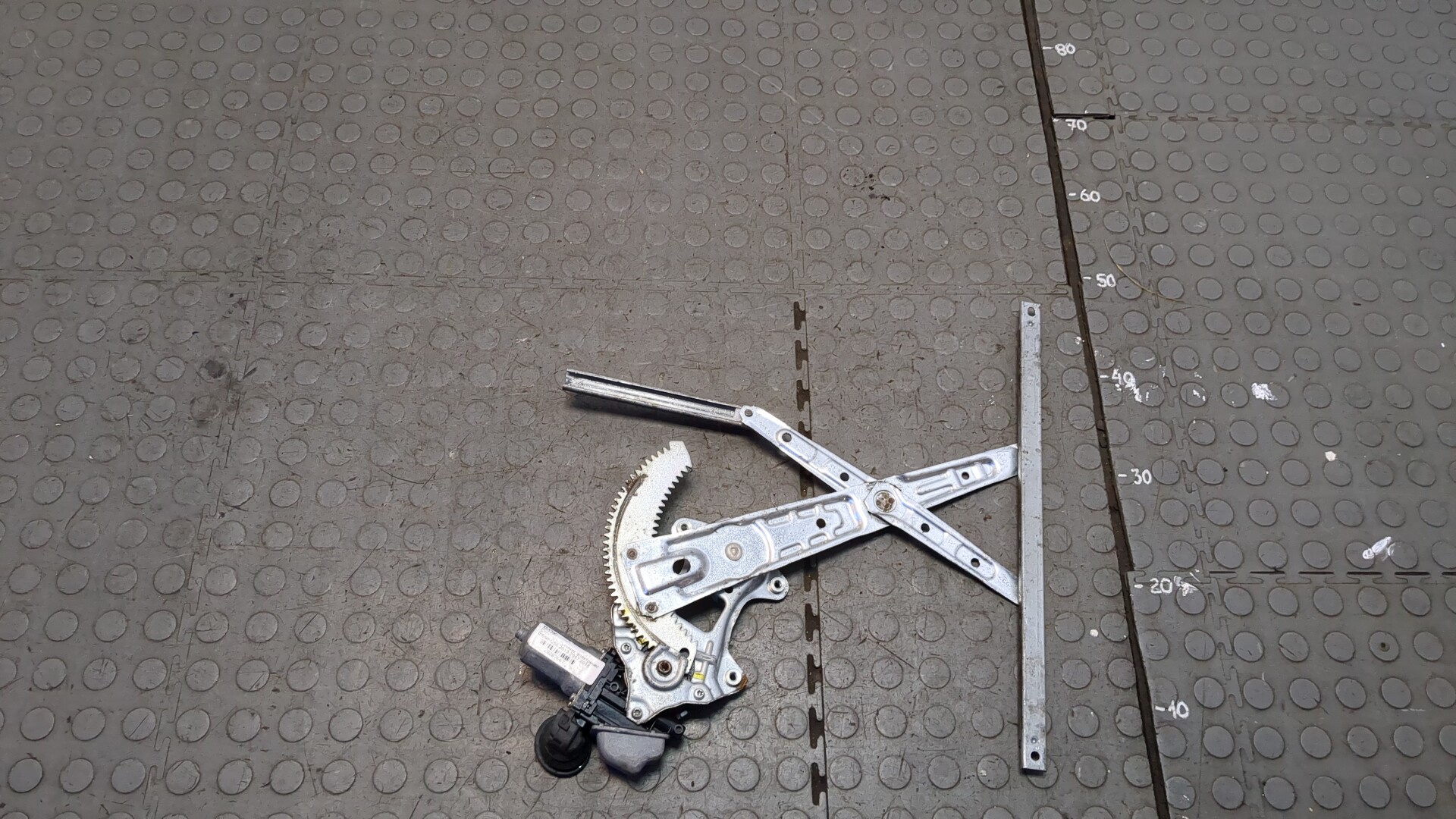 Стеклоподъемник электр. задний левый