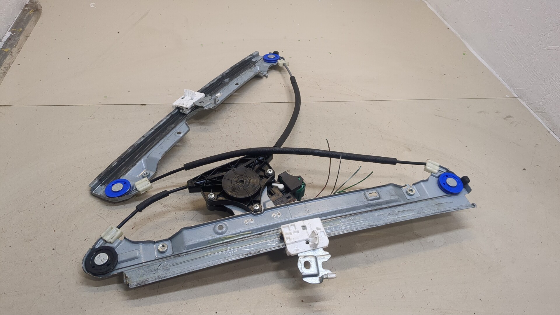 Стеклоподъемник электр. передний правый