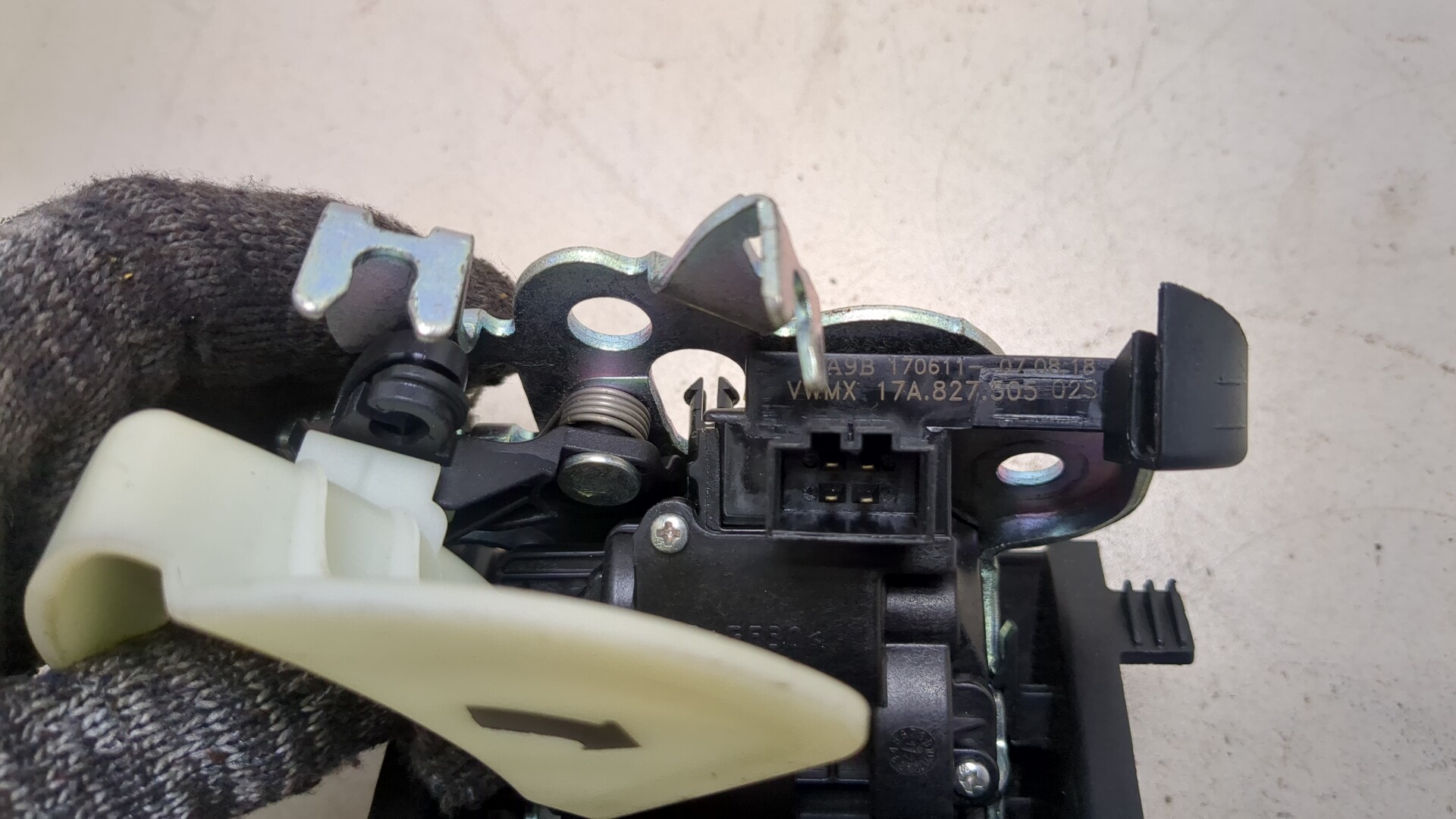 Замок багажника