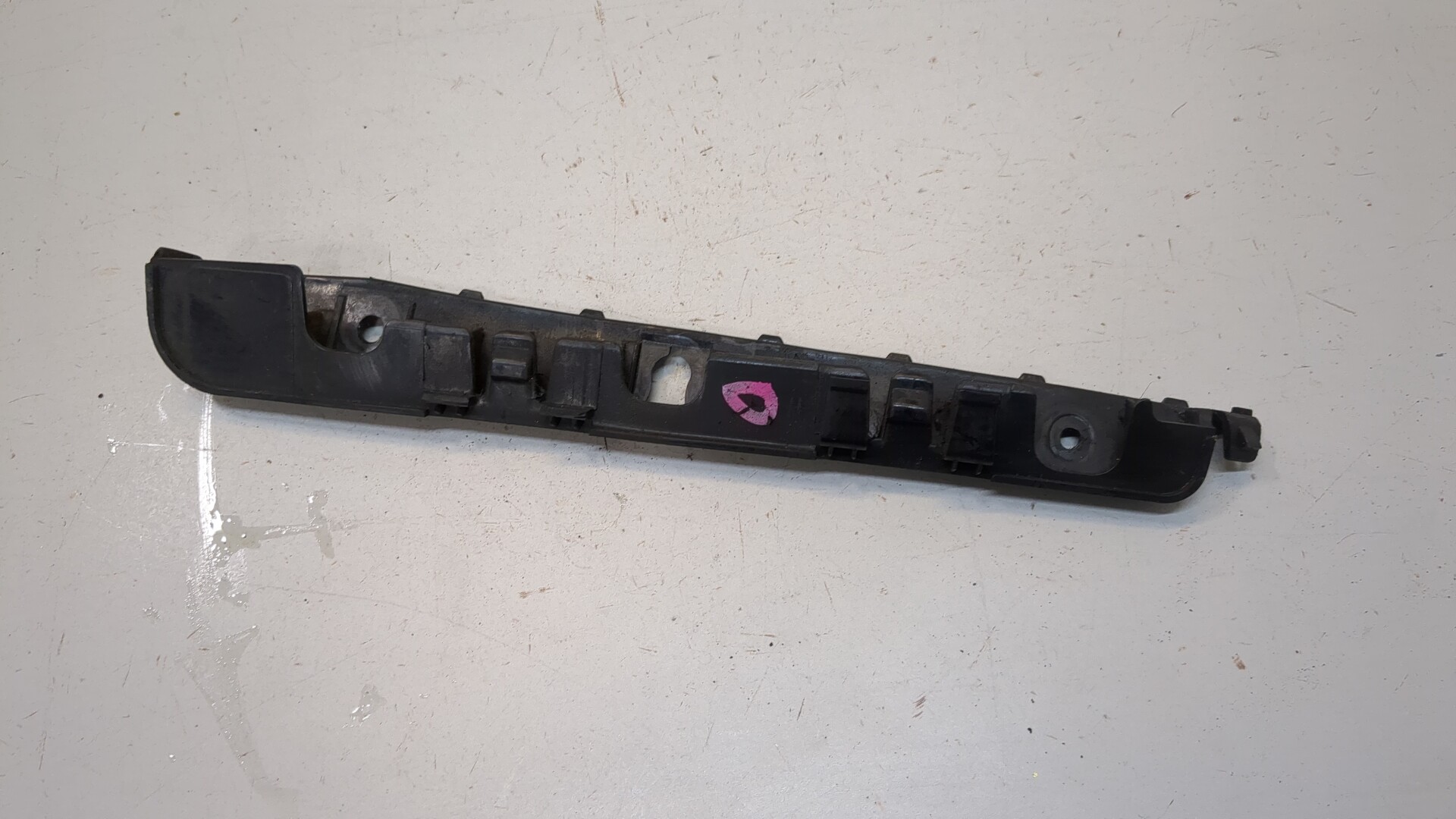 Кронштейн заднего бампера левый