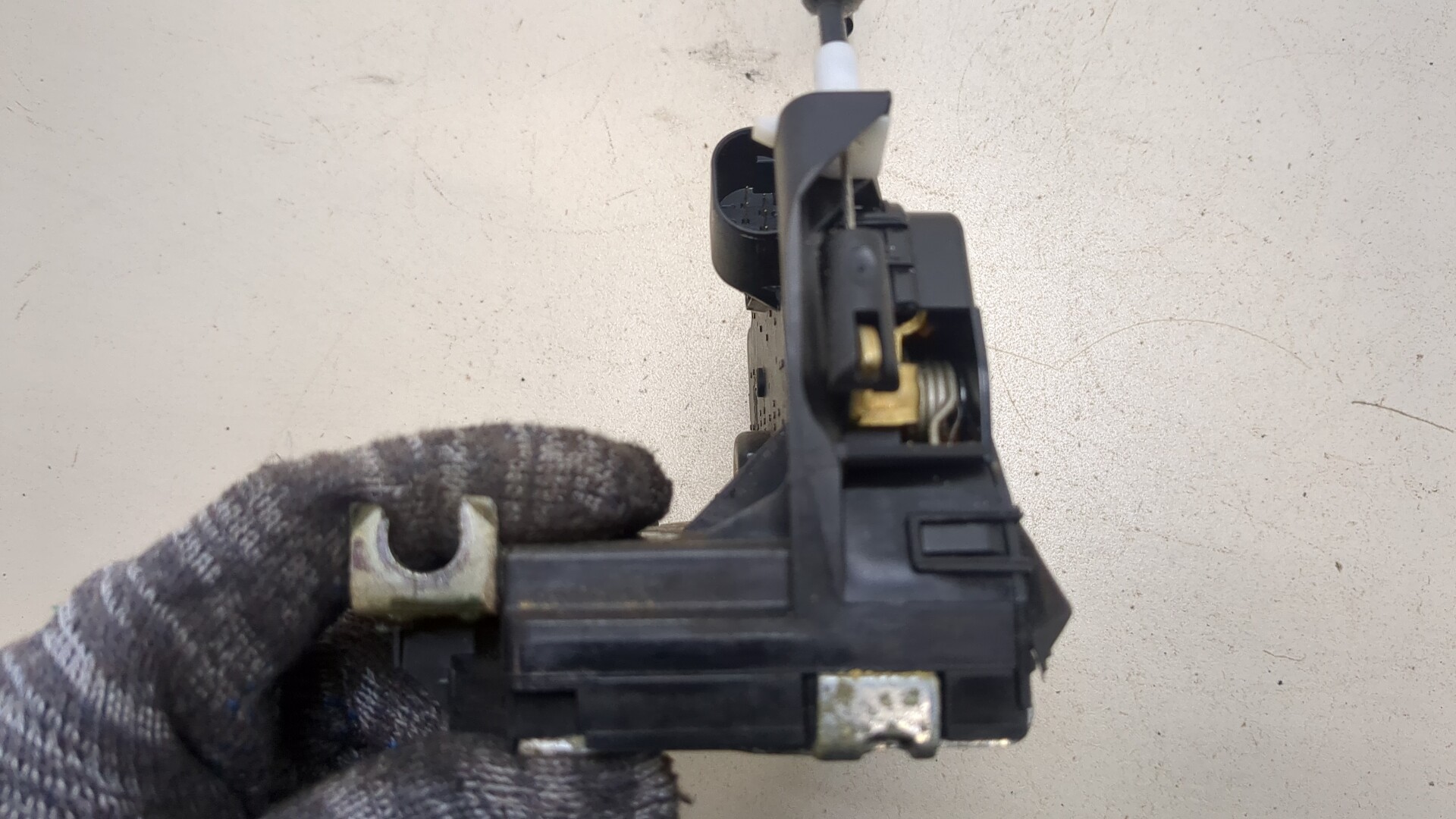 Замок двери передней правой