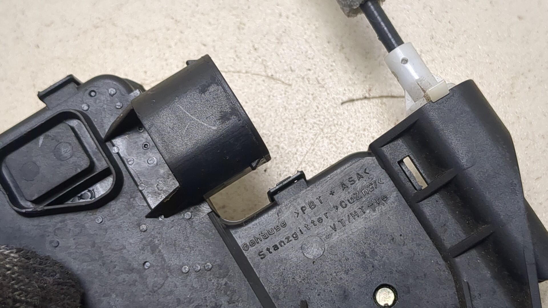 Замок двери передней правой