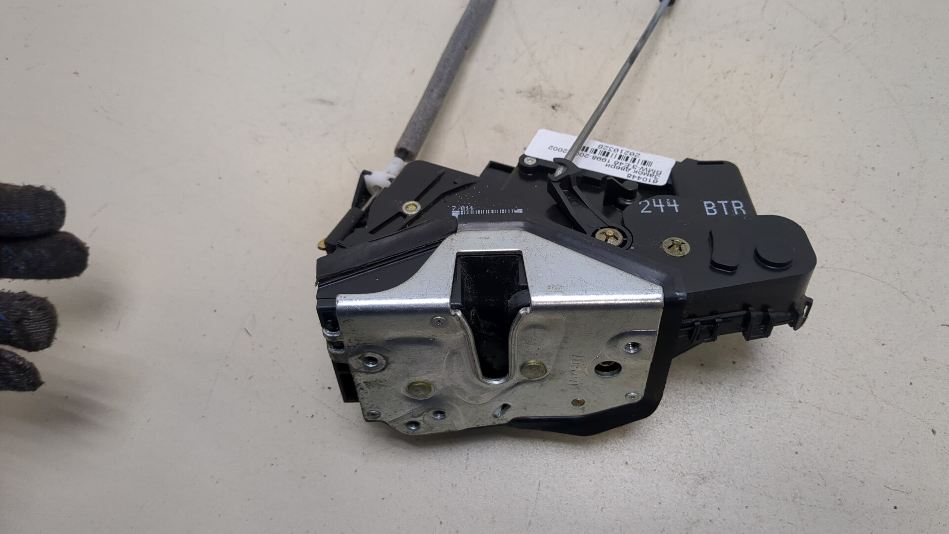 Замок двери передней правой