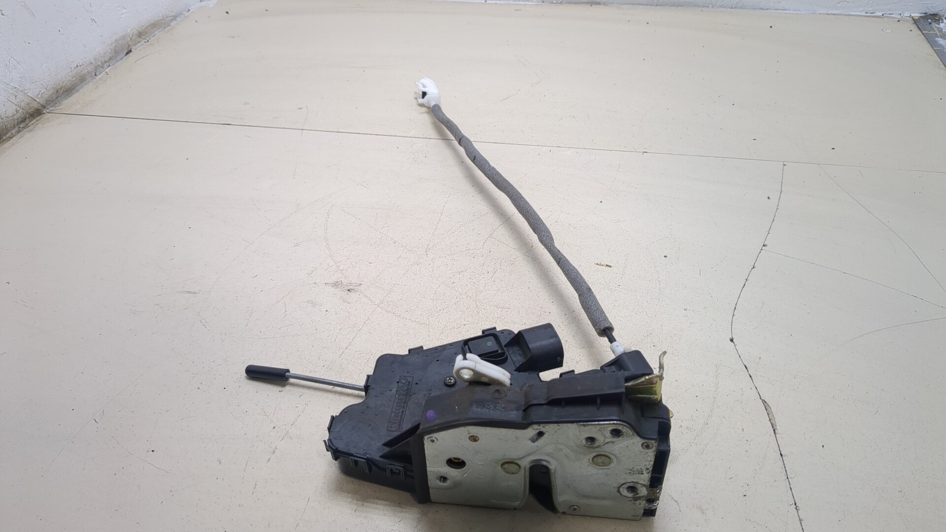 Замок двери передней правой