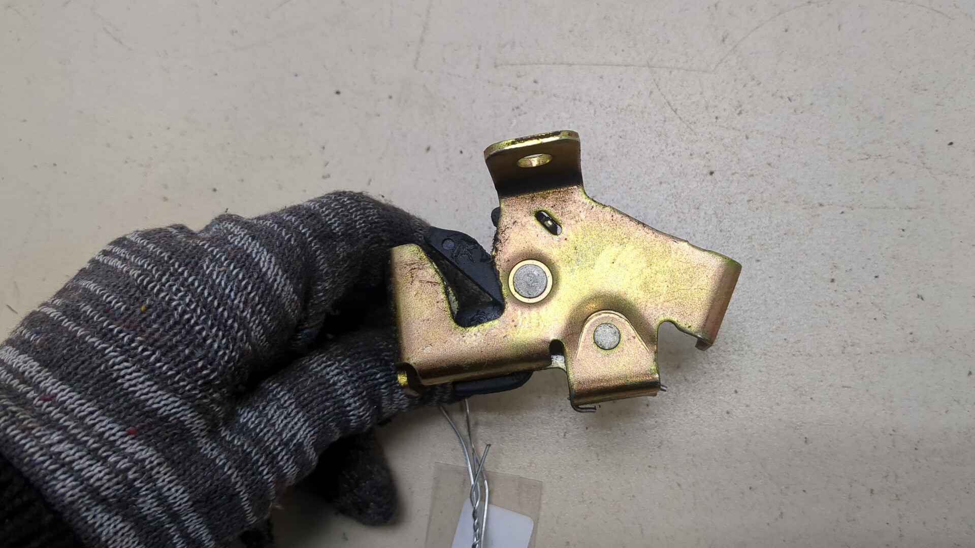 Замок двери задней левой