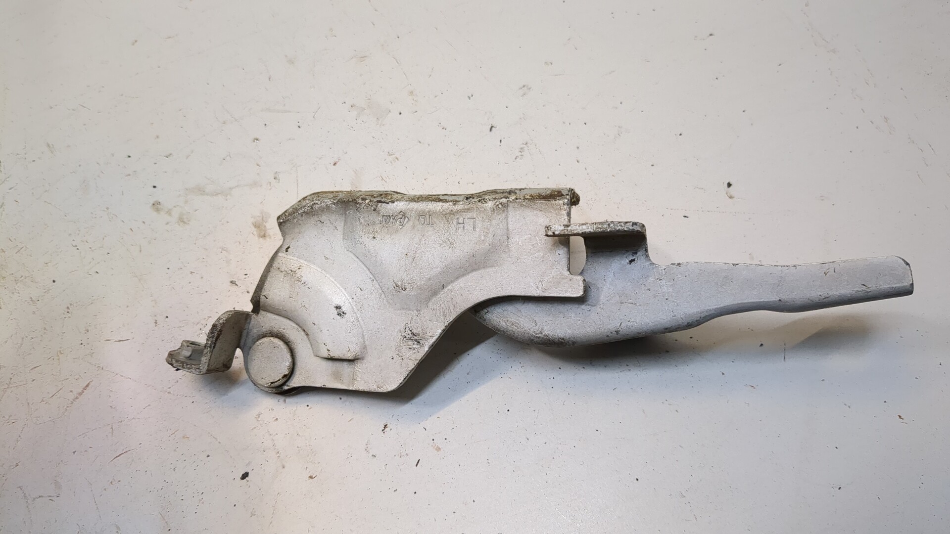 Петля капота левая