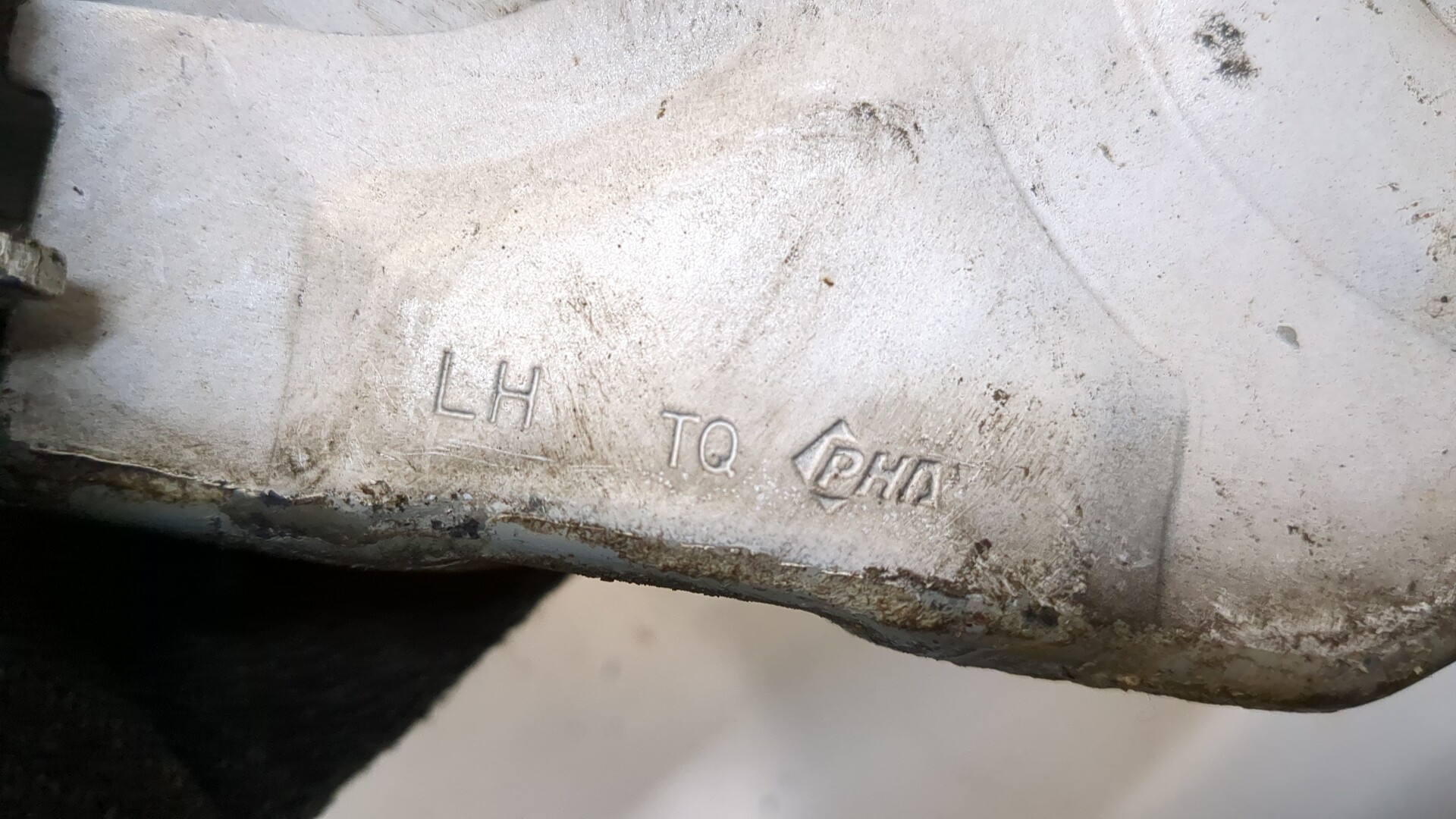 Петля капота левая