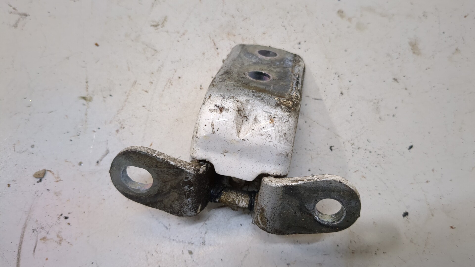 Петля двери