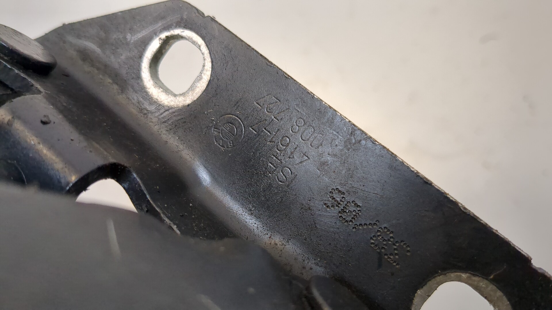 Петля капота левая