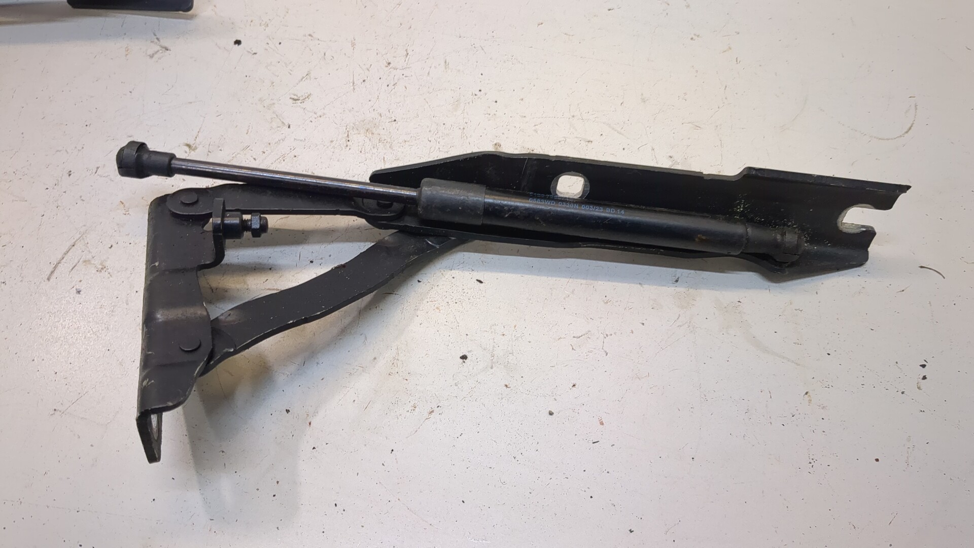 Петля капота левая