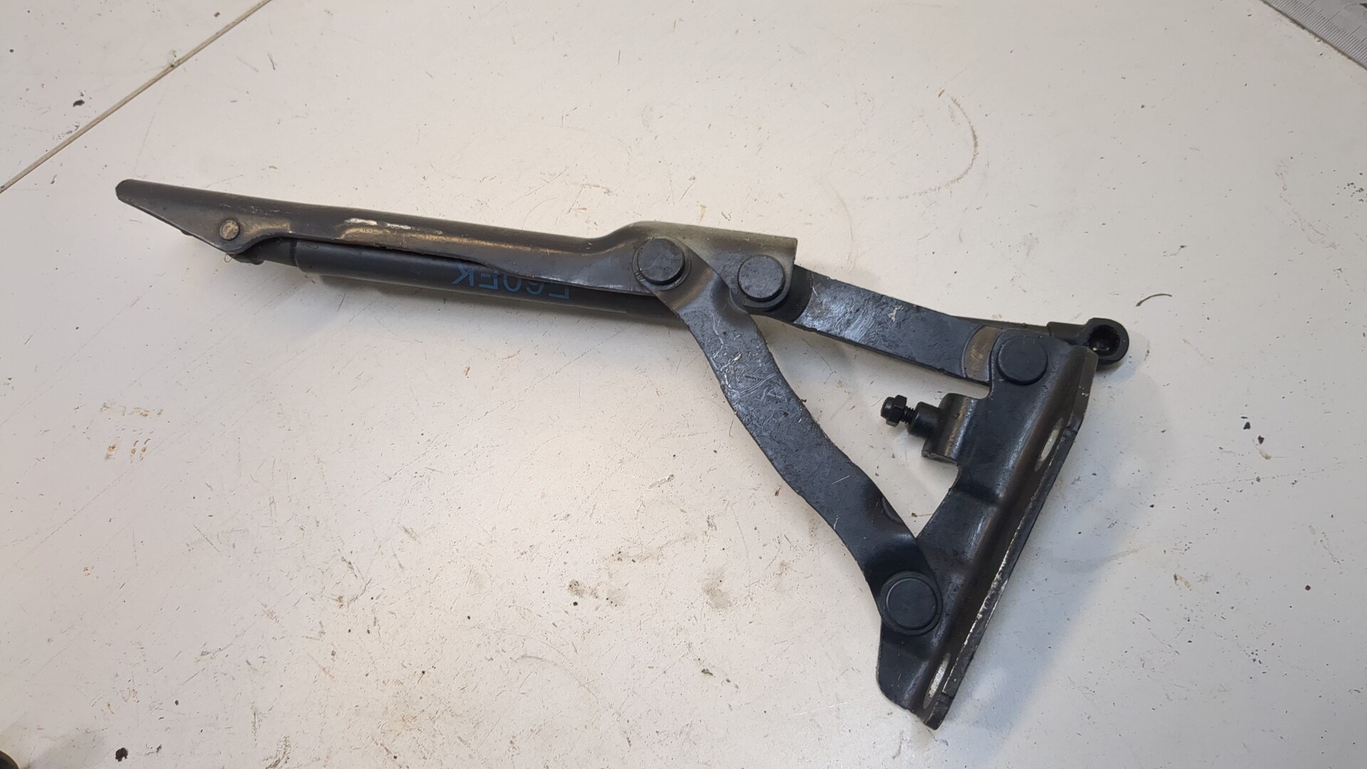 Петля капота левая