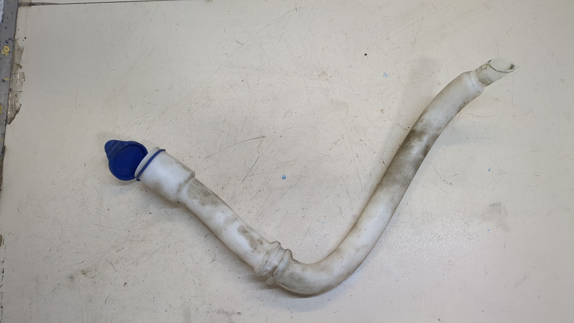 Горловина бачка омывателя