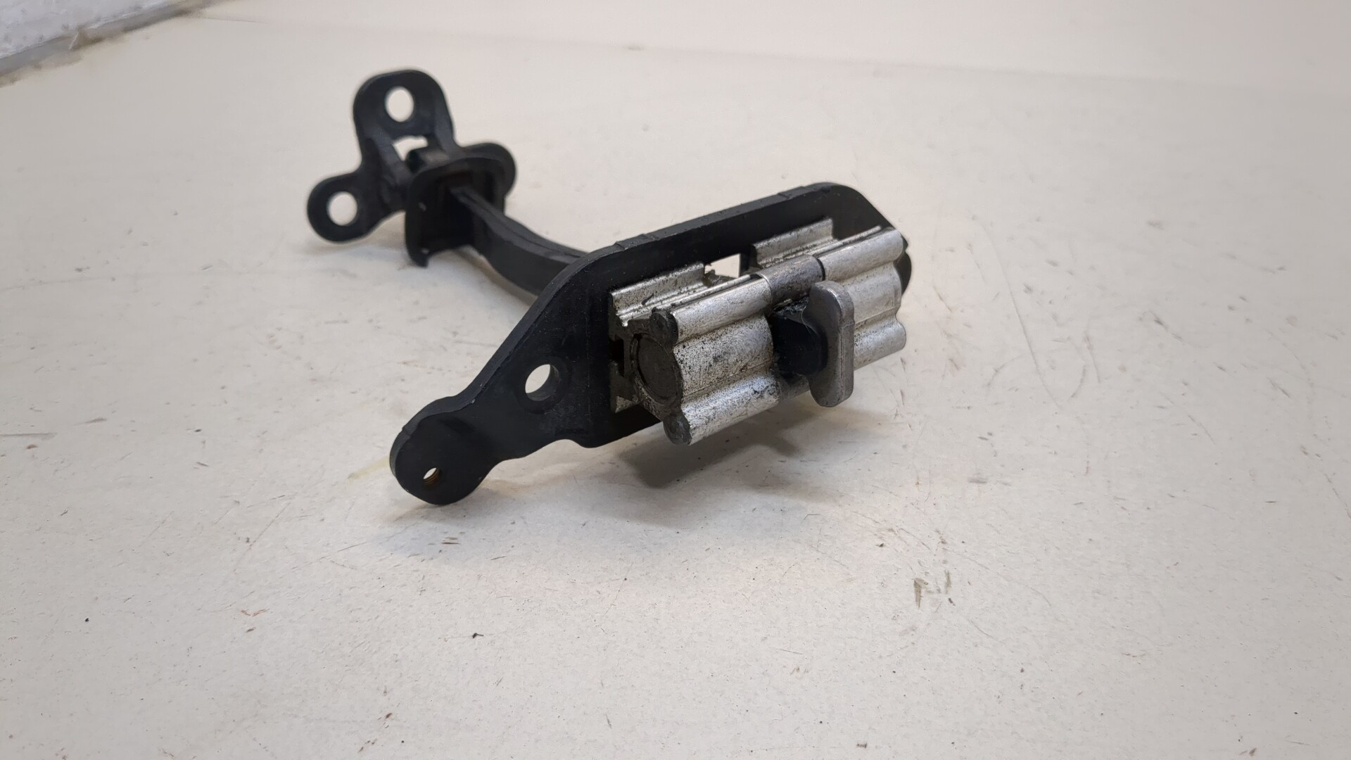 Ограничитель двери