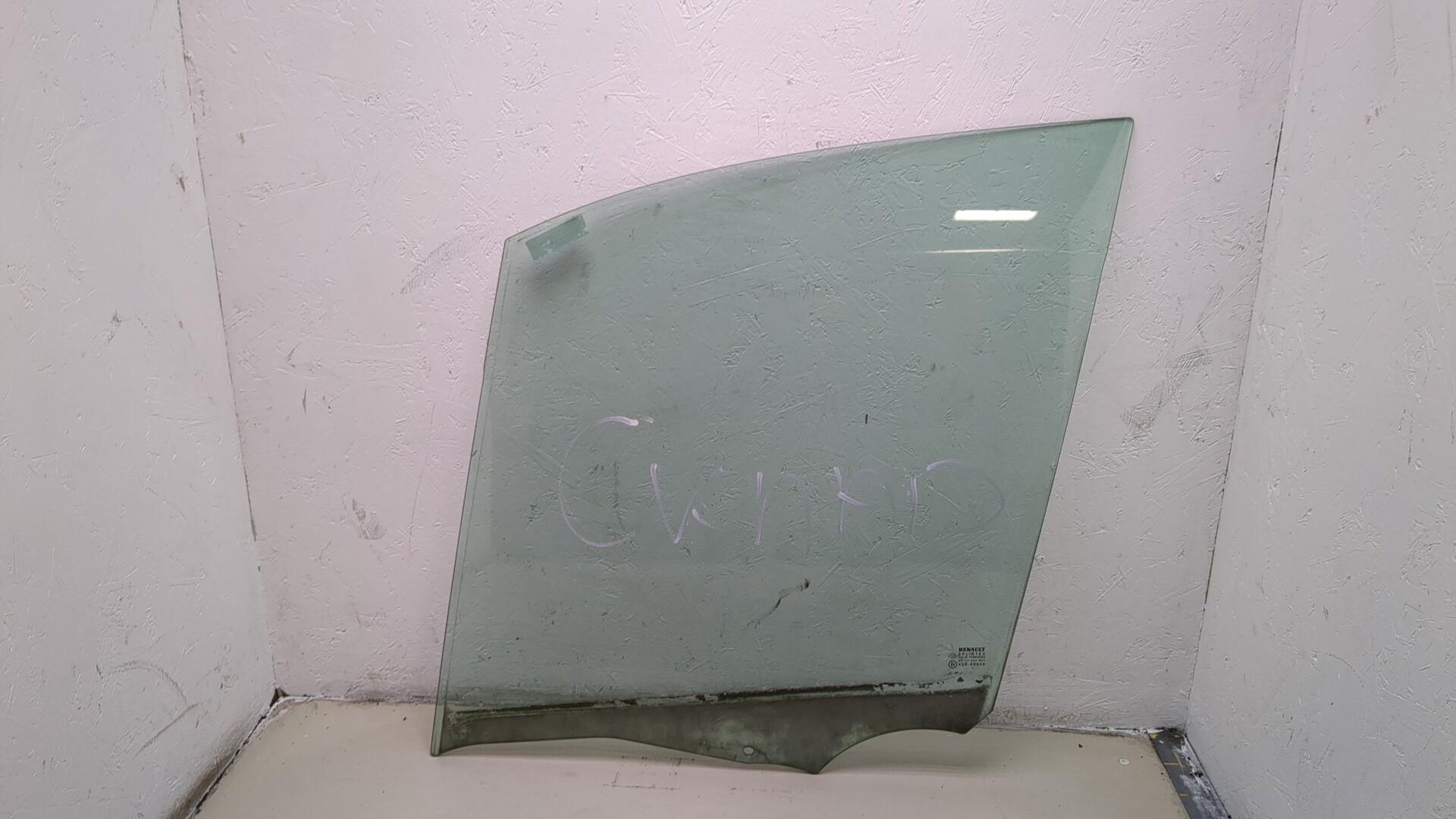 Стекло двери передней левой