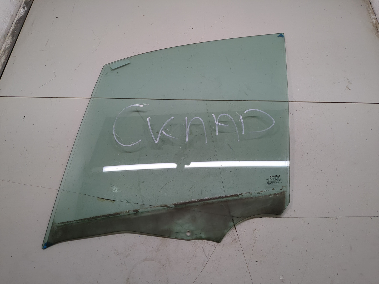 Стекло двери передней левой