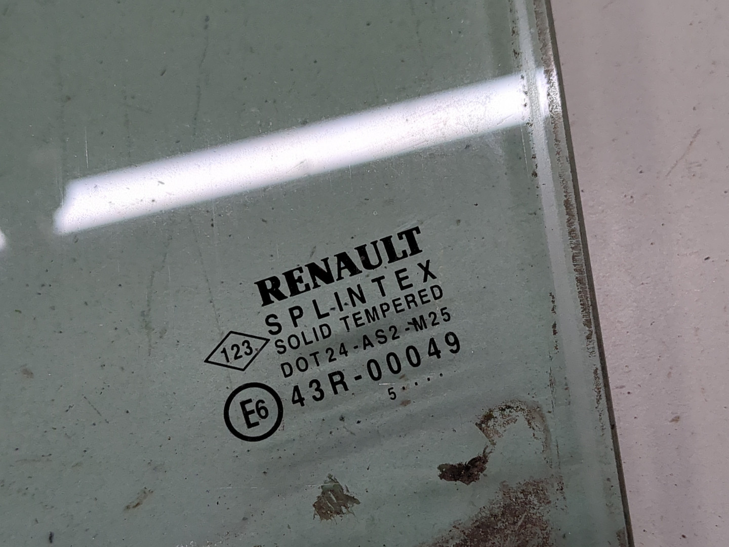 Стекло двери передней левой