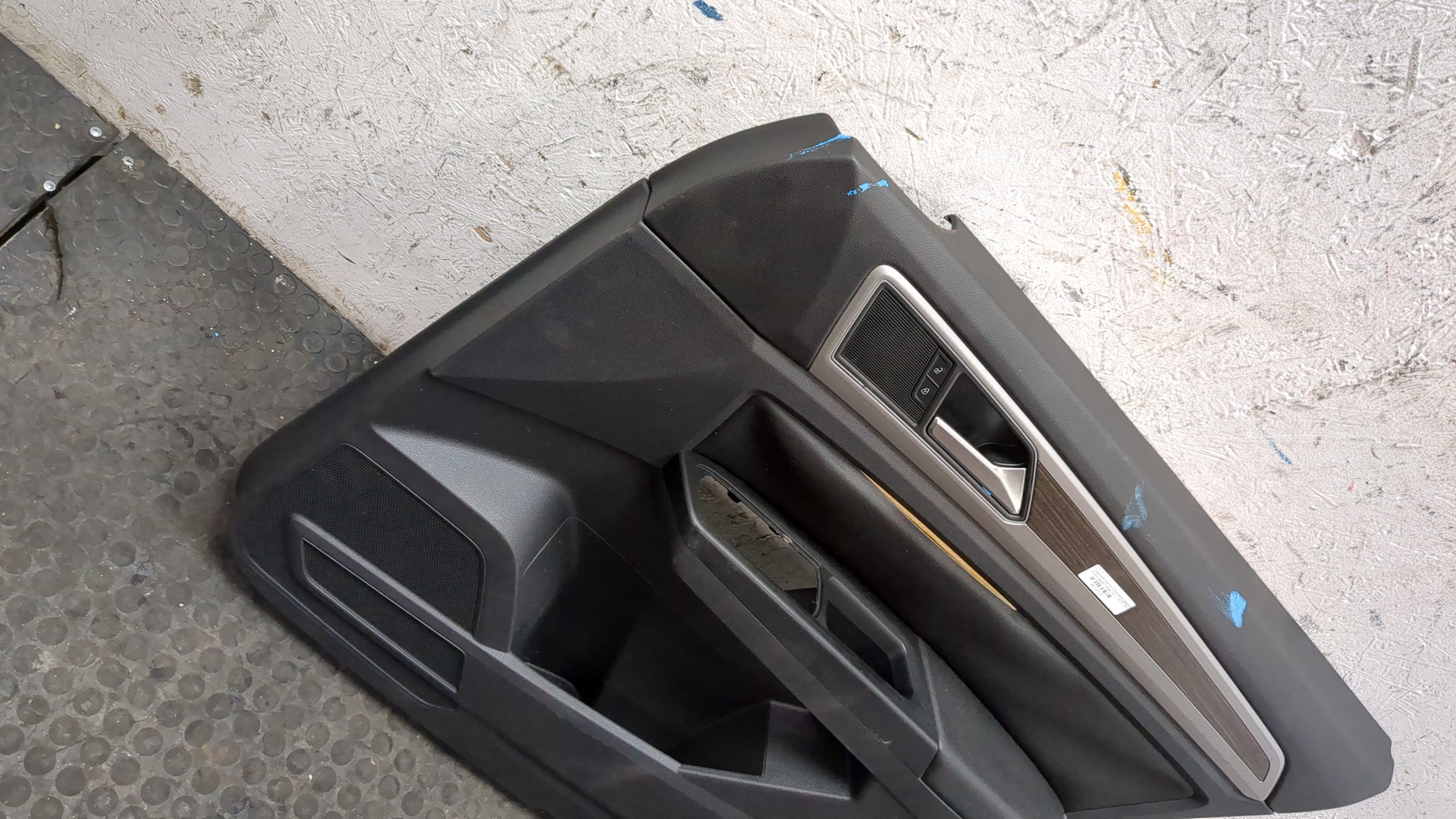 Обшивка двери передней правой