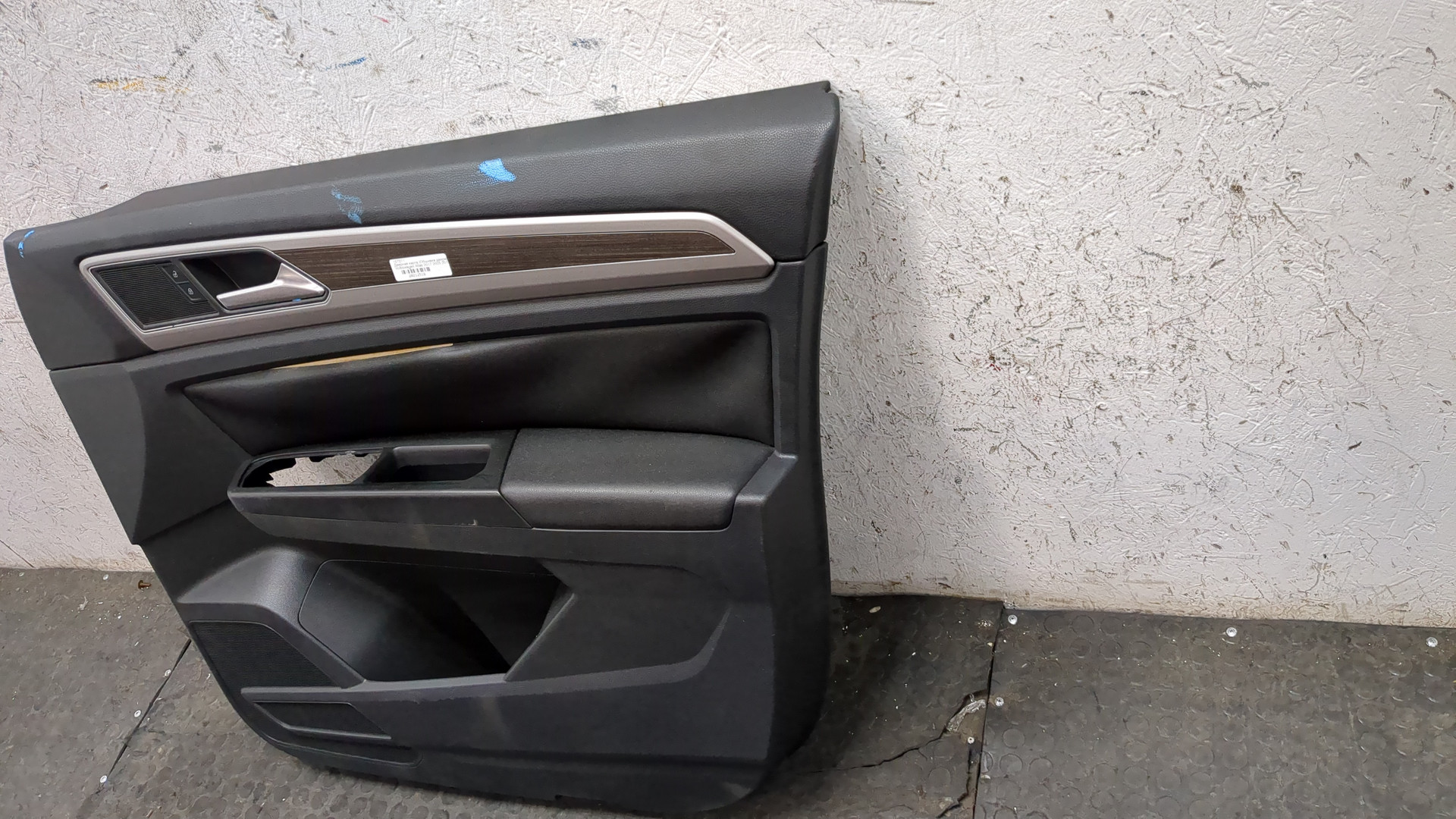 Обшивка двери передней правой