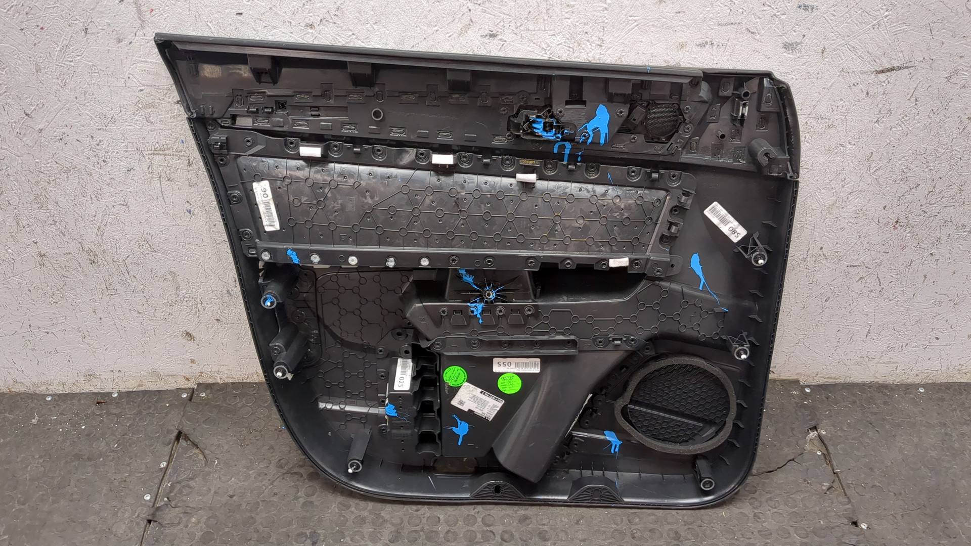 Обшивка двери передней правой