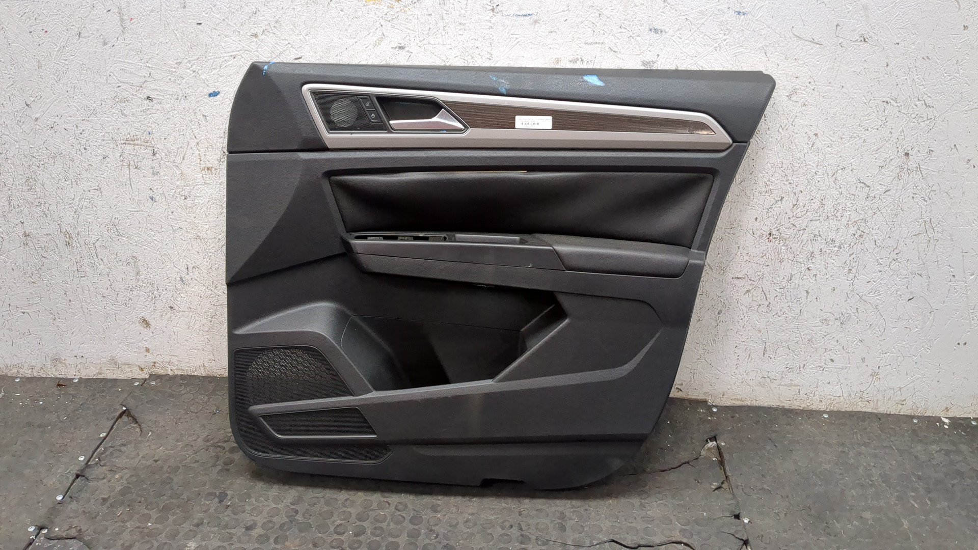 Обшивка двери передней правой