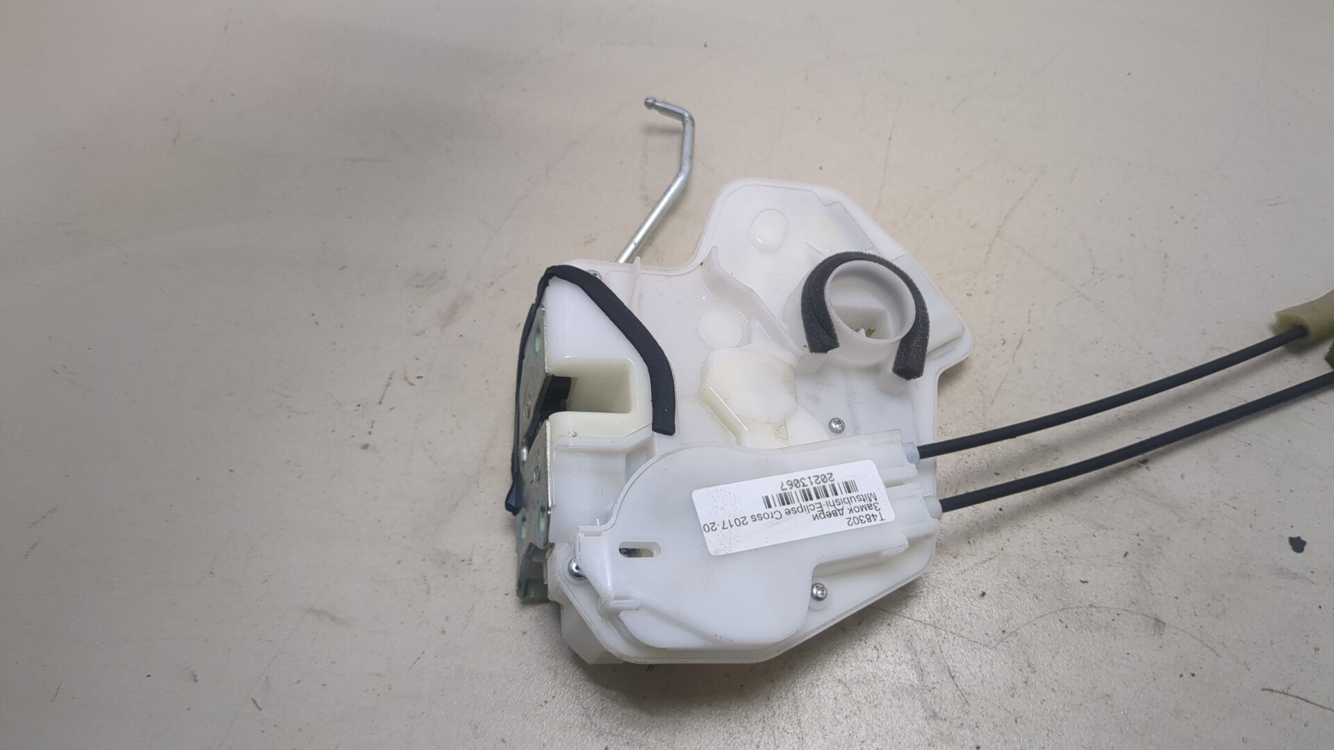 Замок двери передней левой